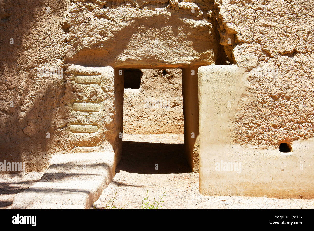 Erbe, Arabisch, Alt, Vintage, gebrochen., Old Arabic House, Arabisch House. Broken Wall, Alter Wall, Schlamm Wand, helles Braun. Wand Textur Stockfoto