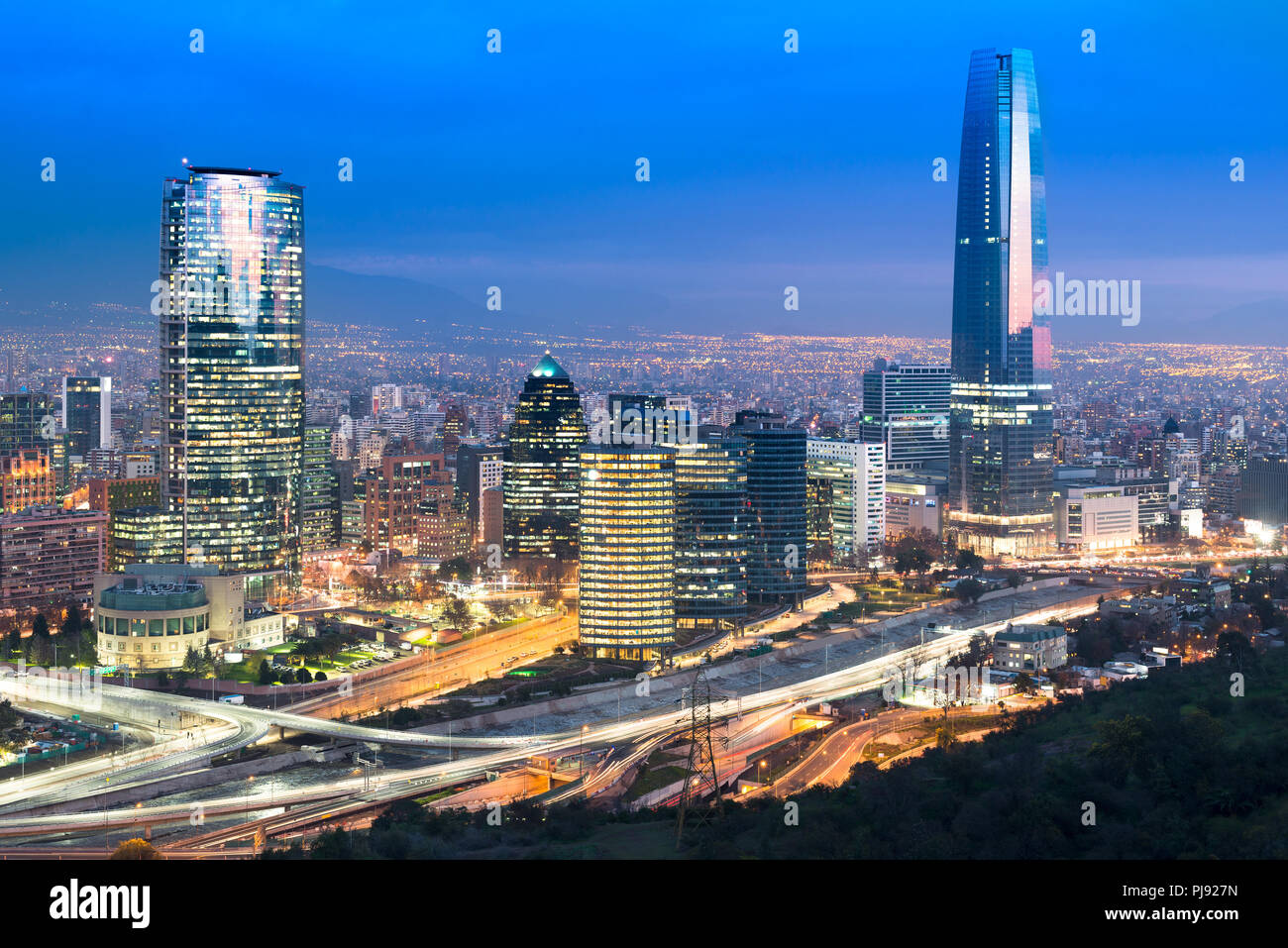 Skyline von Santiago de Chile mit modernen Bürogebäuden im Bankenviertel in Las Condes. Stockfoto