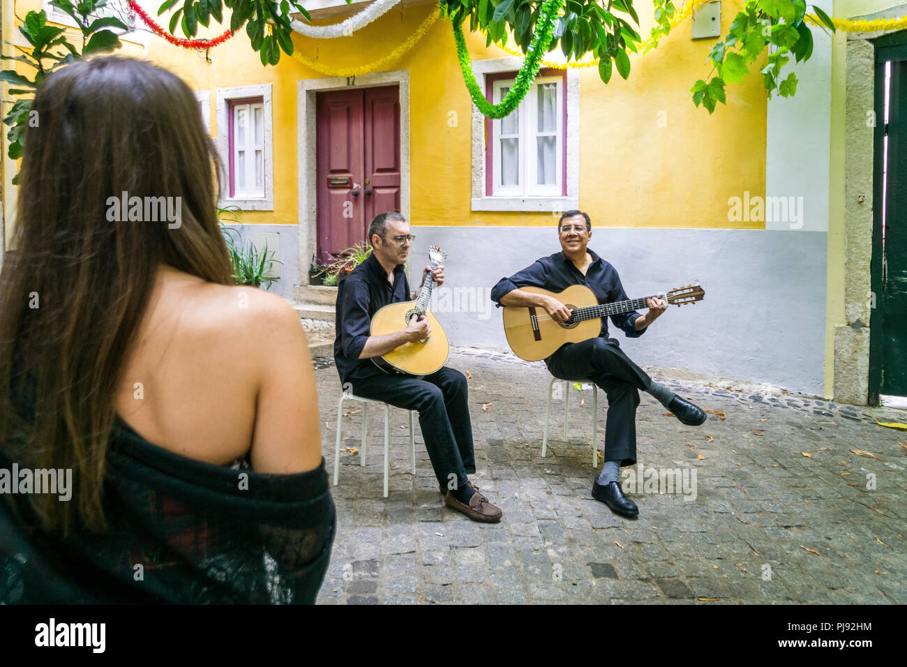 Fado band traditionelle portugiesische Musik im Innenhof der Alfama, Lissabon, Portugal Stockfoto