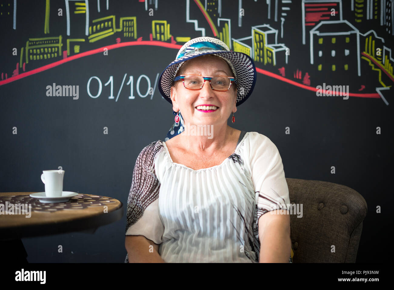 Elegante ältere Frau trinkt Kaffee in dem Cafe Ort Stockfoto