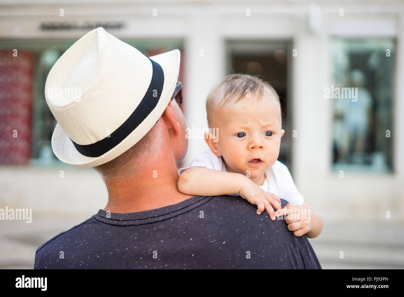 Drei Monate baby boy beobachten die Welt aus dem Arm seines Vaters Stockfoto