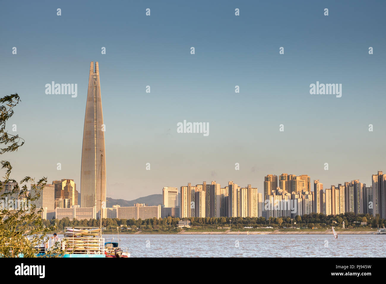 Lotte World Tower ist das höchste Gebäude in Korea von der anderen Seite des Flusses Han in den Sonnenuntergang, Seoul, Korea Stockfoto