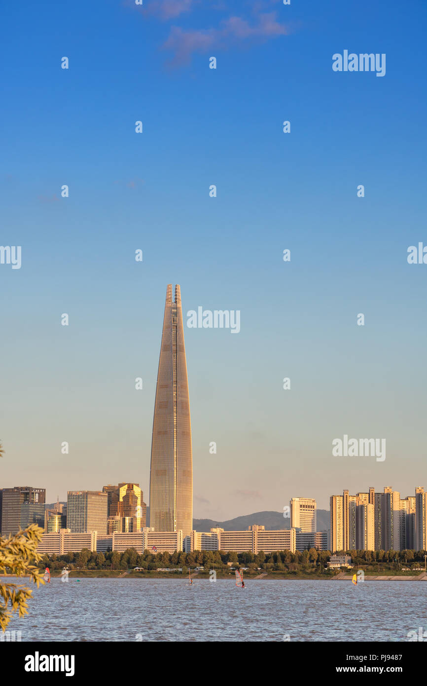 Lotte World Tower ist das höchste Gebäude in Korea von der anderen Seite des Flusses Han in den Sonnenuntergang, Seoul, Korea Stockfoto