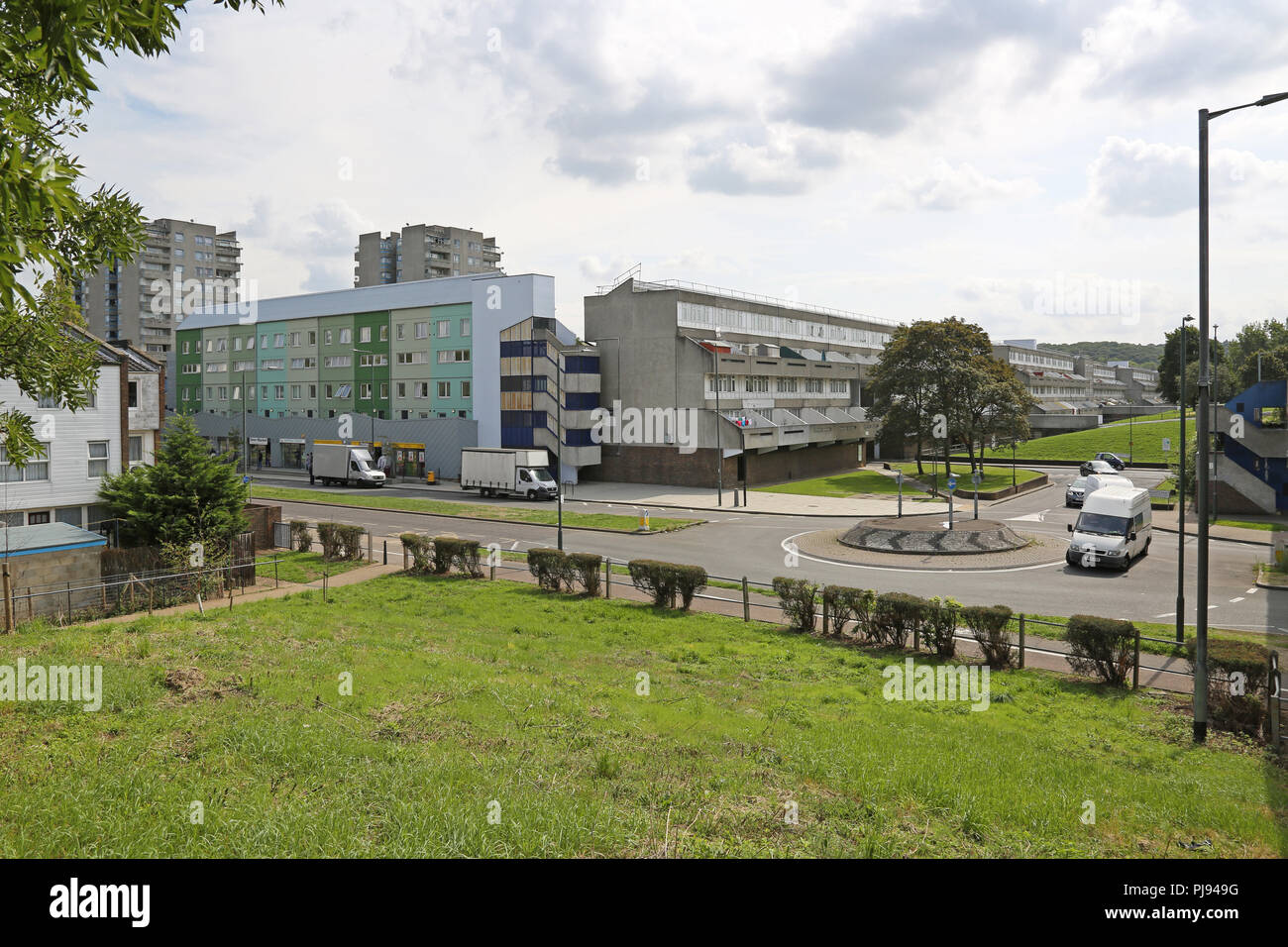 Hochhaus in Thamesmead, südöstlich von London, der berühmten 60er Jahre sozialer Wohnungsbau Projekt der Greater London Council entwickelt Stockfoto