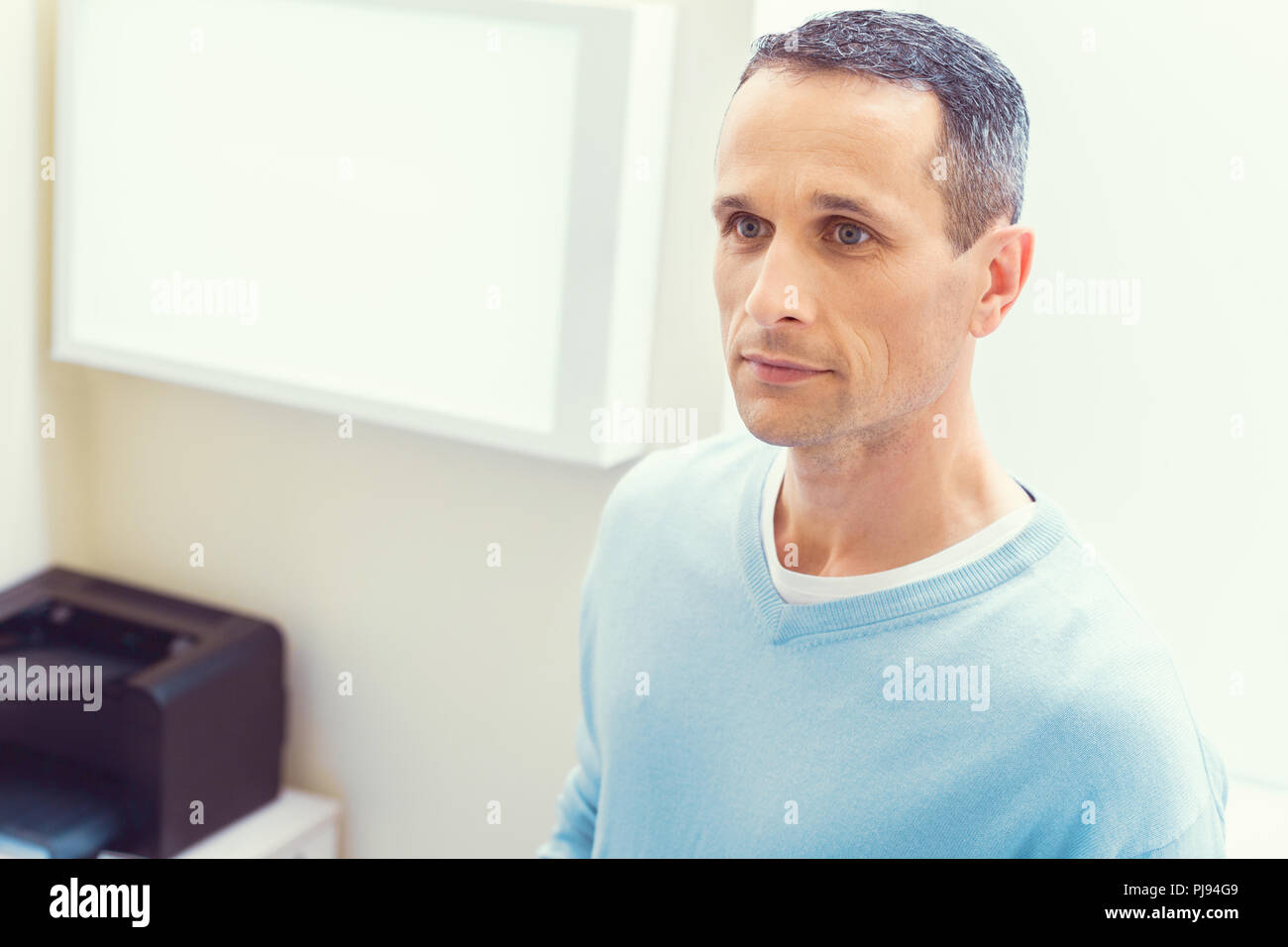 Portrait von Reifen gentleman stehen im Labor Stockfoto