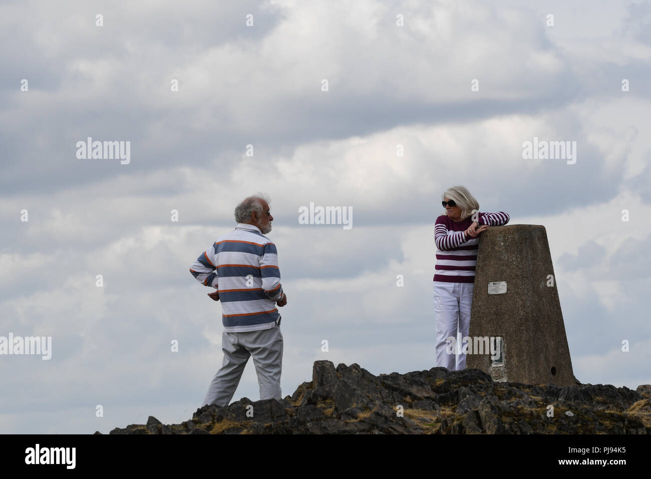 Zwei Leute neben der trig Point am Beacon Hill Leicestershire Stockfoto