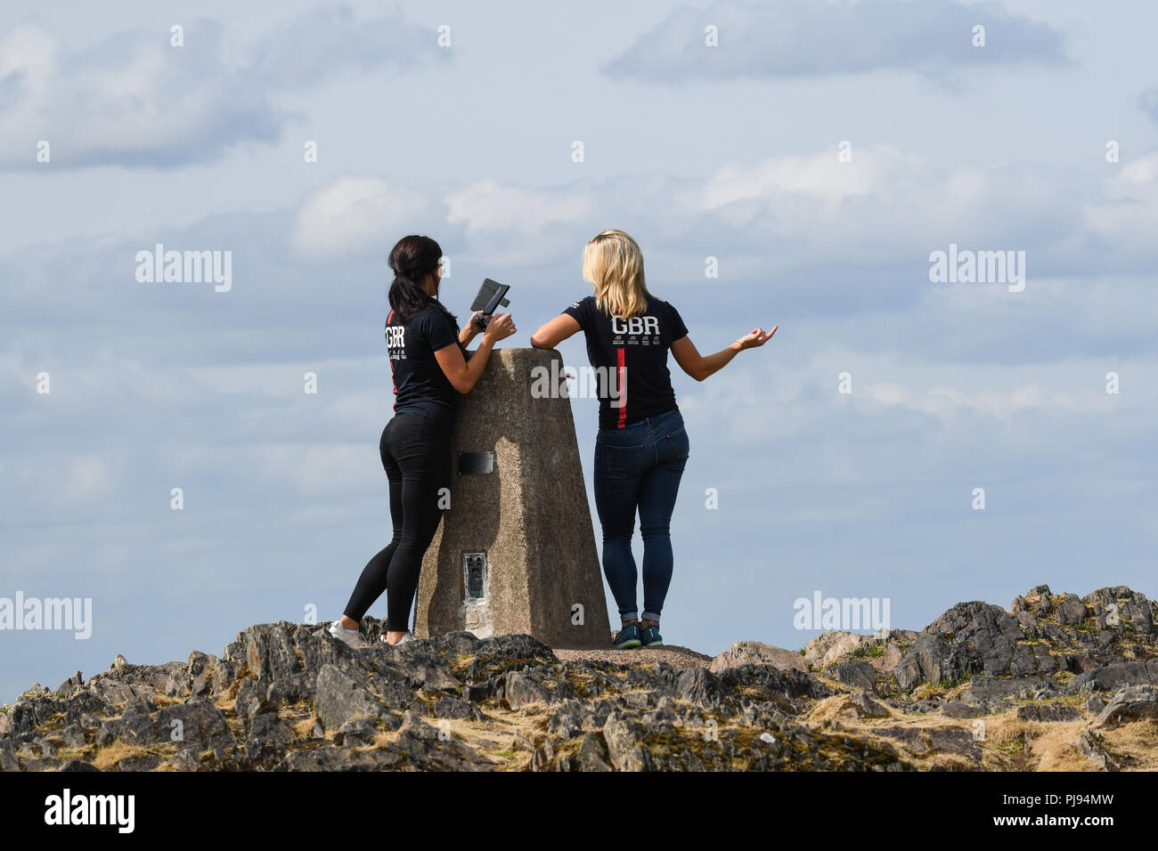 Zwei Frauen neben der trig Point am Beacon Hill Leicestershire Stockfoto