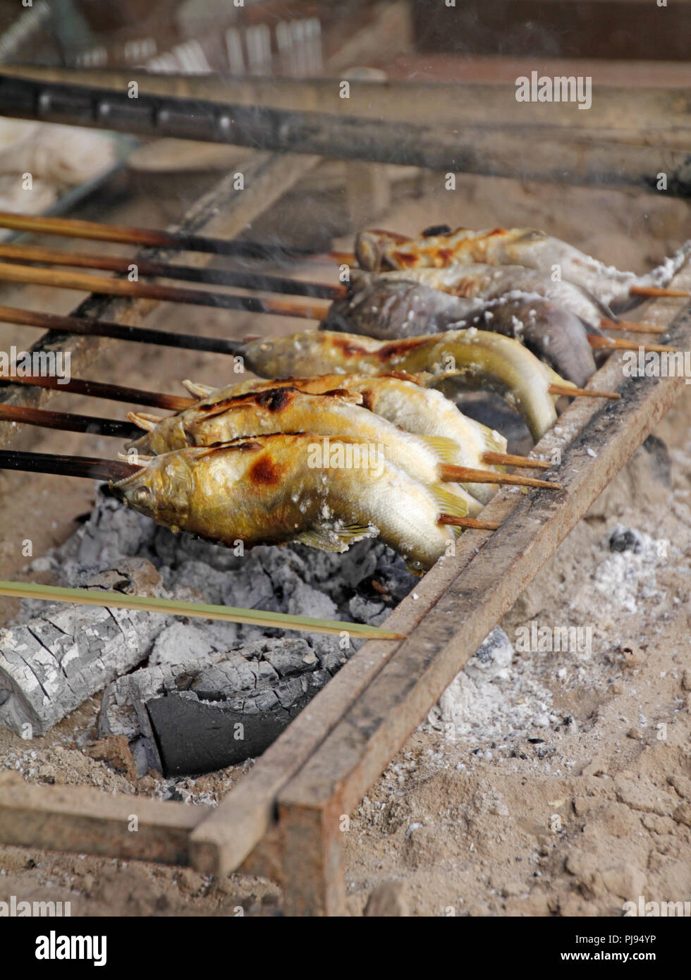 Gegrillte Makrelen - Japanische Street Food in Shiga, Japan Stockfoto