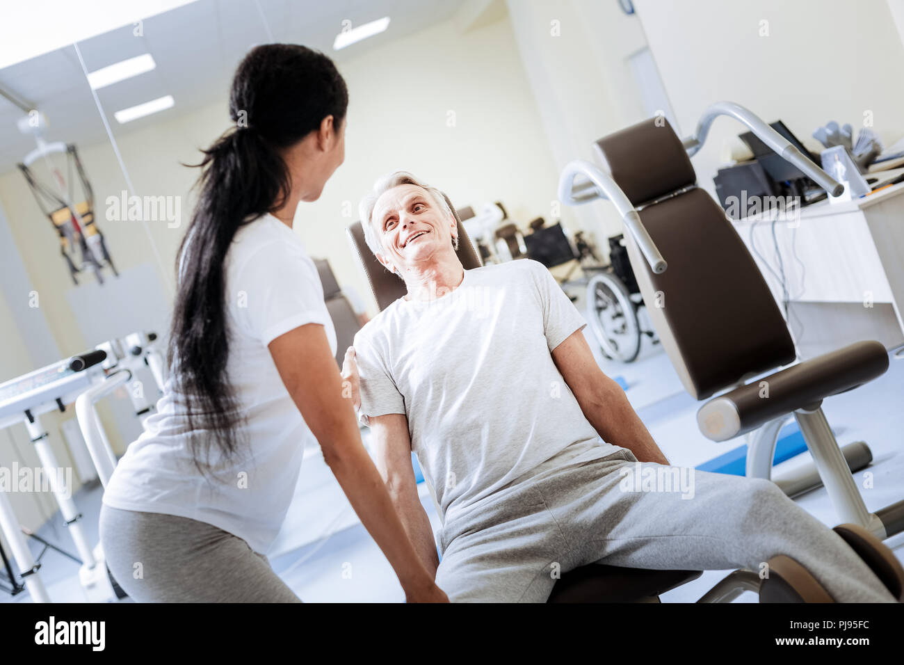 Positive alter Mann erhalten notwendige Behandlung in einer lokalen Rehabilitation Centre Stockfoto