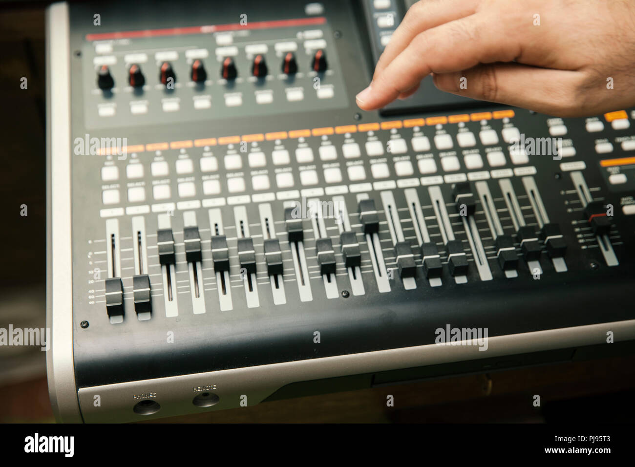 Arbeiten an Musik Mixer, Nahaufnahme Stockfoto