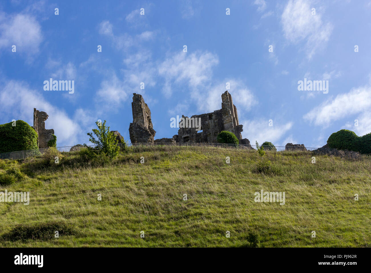 Corfe Castle, Blick von der Burgruine auf einem sonnigen Nachmittag Anfang September 2018, Dorset, Großbritannien Stockfoto