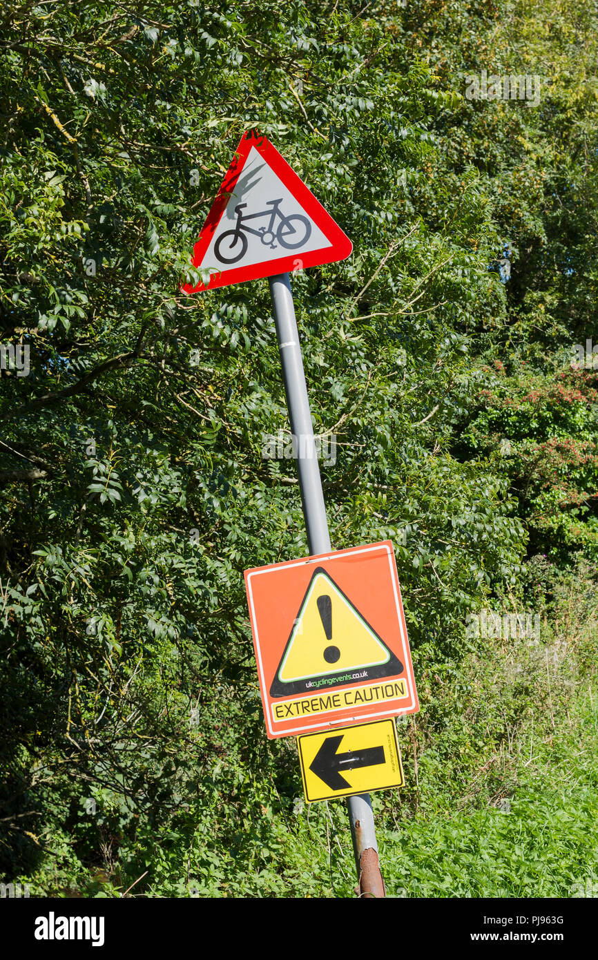 Rote dreieckige Radfahren Straße Zeichen in der Landschaft von Dorset, England, Großbritannien Stockfoto