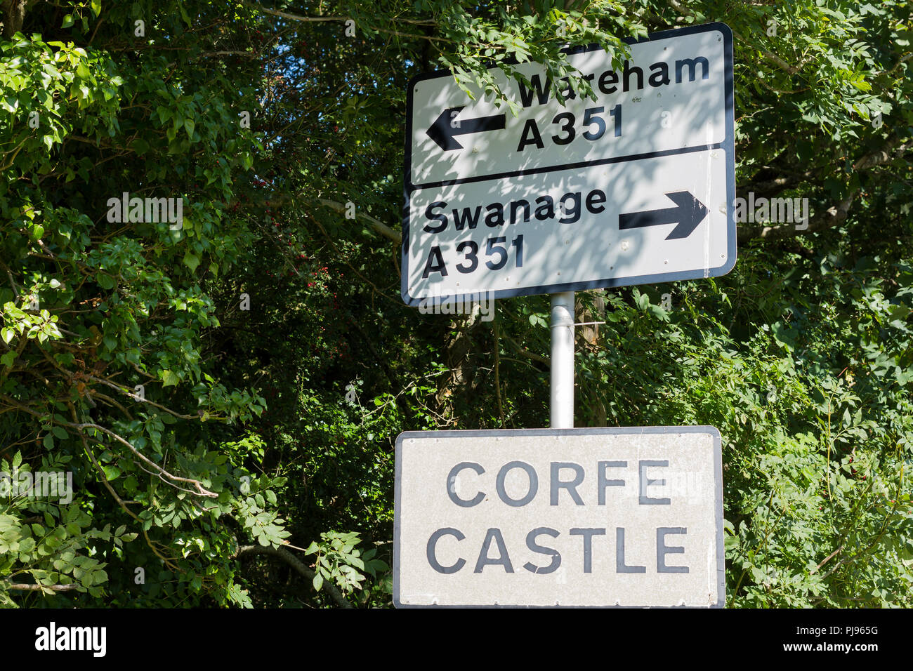 Verkehrszeichen für Wareham & Swanage in Corfe Castle in Dorset, England, Großbritannien Stockfoto