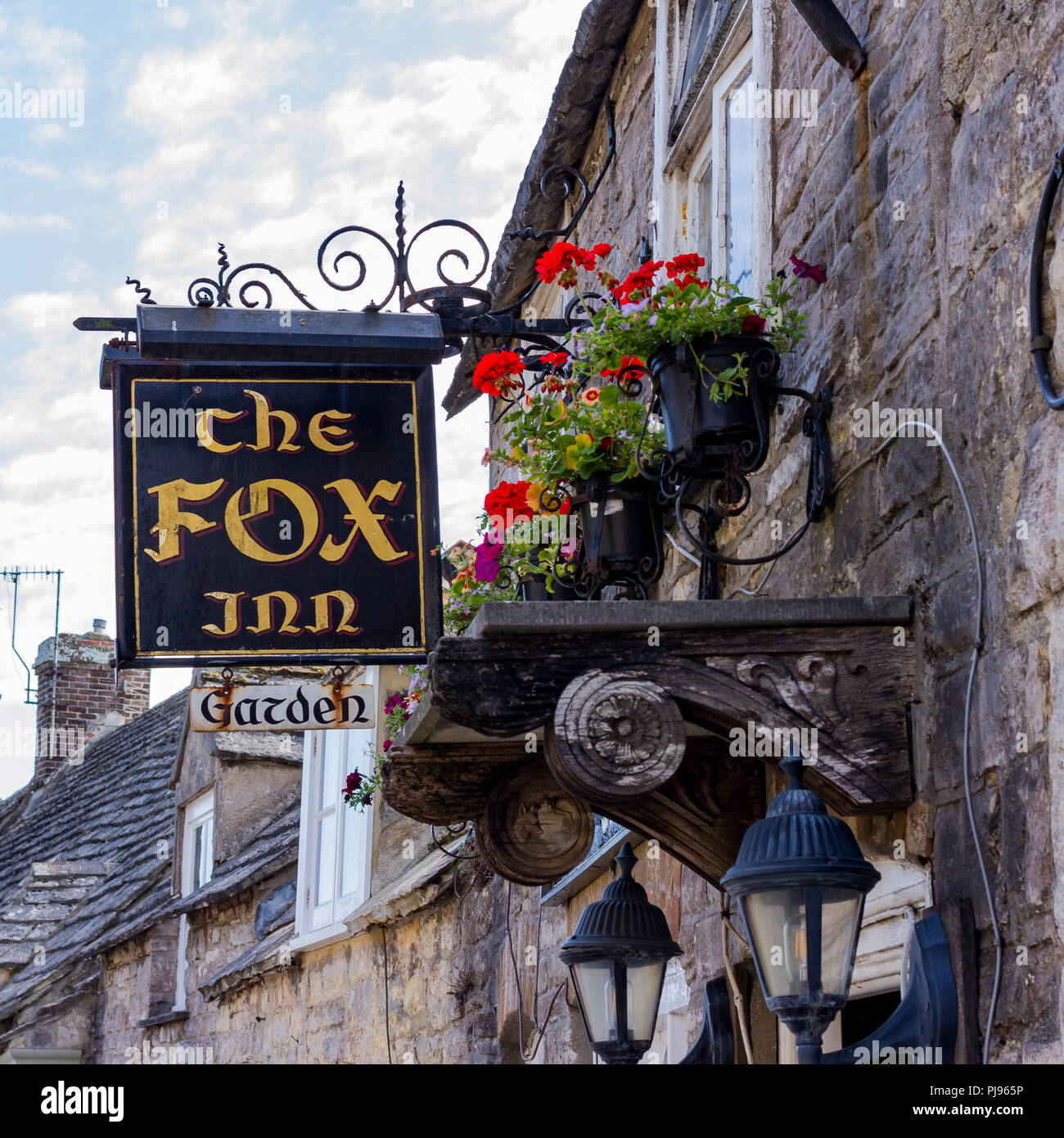 Zeichen für die Fox Inn, in die West St, Corfe Castle Village, Wareham, Dorset, Großbritannien Stockfoto