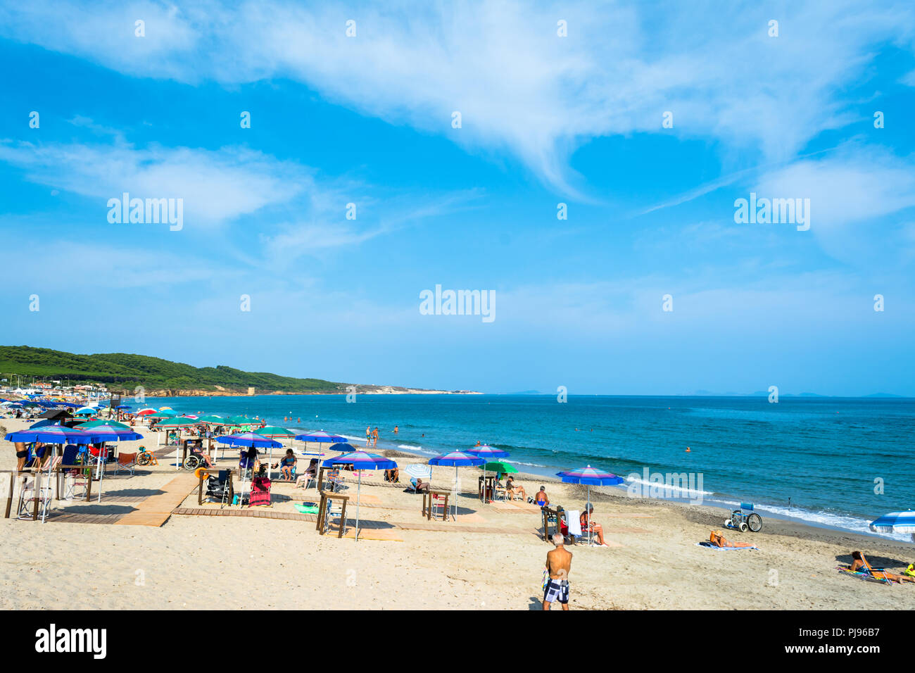 Überfüllten Strand im Sommer Stockfoto