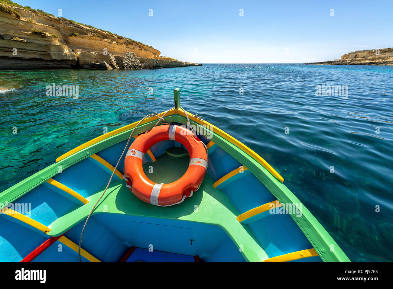 Bunte Yacht im Mittelmeer in der Nähe von Marsaxlokk, Malta Stockfoto
