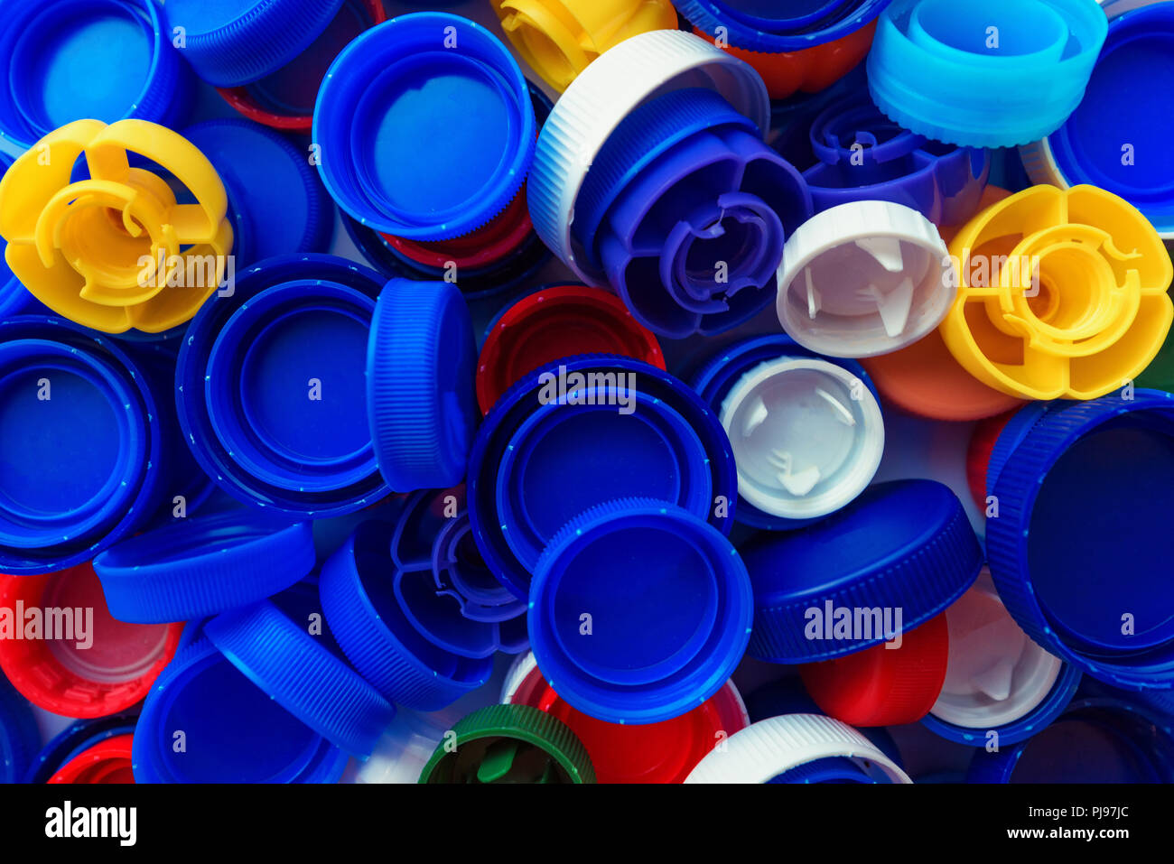 Aus recyceltem Kunststoff Flasche caps in verschiedenen Farben, Ansicht von oben Stockfoto