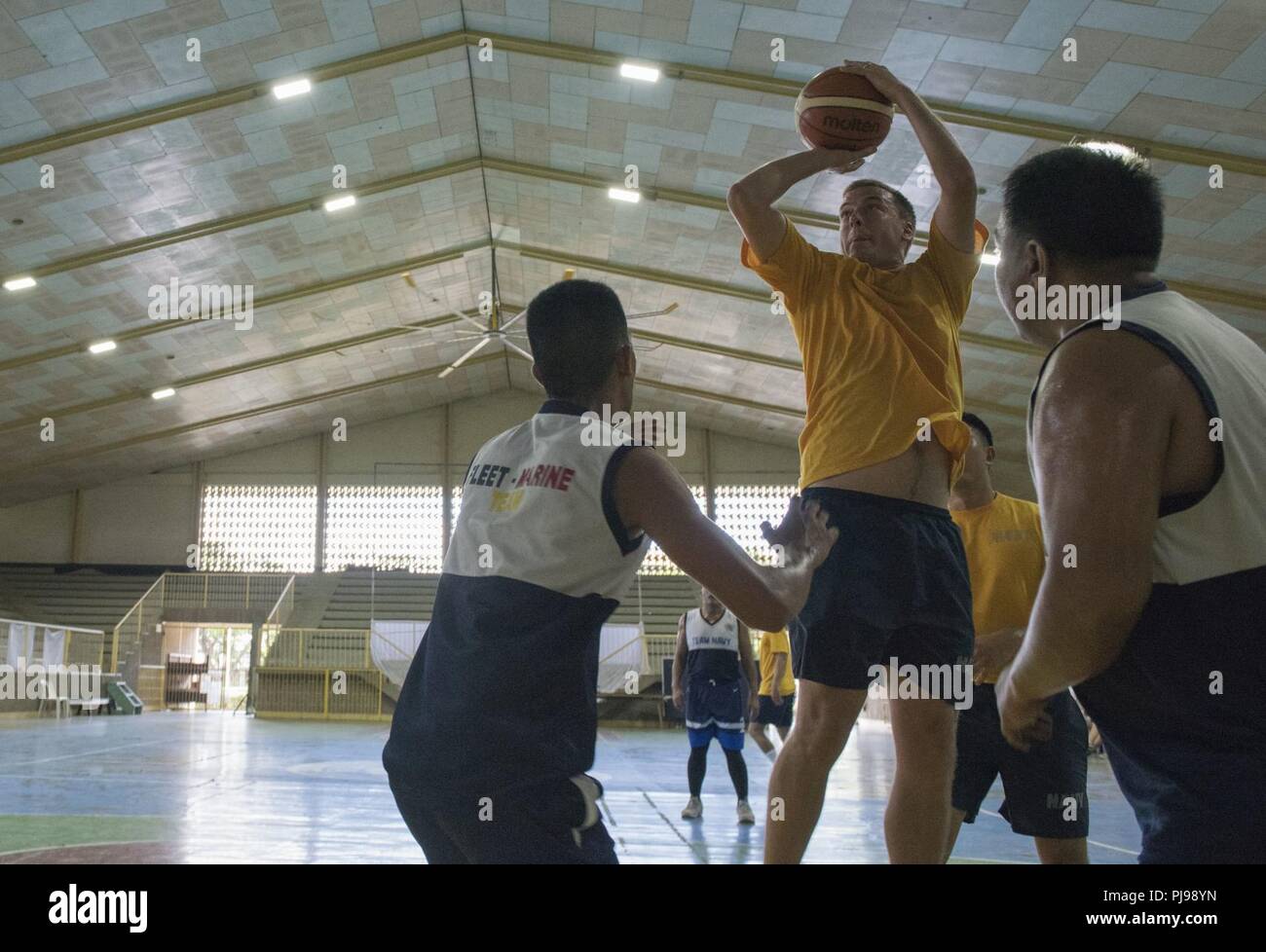 SAN FERNANDO CITY, Philippinen (9. Juli 2018) U.S. Navy sailors Basketball mit philippinischen Marine Seeleute an der St. Louis College spielen als Teil der maritimen Ausbildung (MTA) SAMA SAMA 2018. Die Woche - langes Engagement konzentriert sich auf das gesamte Spektrum der Naval Fähigkeiten und ist so konzipiert, dass die enge Partnerschaft zwischen beiden Marinen während kooperative Sicherheit im Seeverkehr, die Sicherheit, Stabilität und Wohlstand zu stärken. Stockfoto