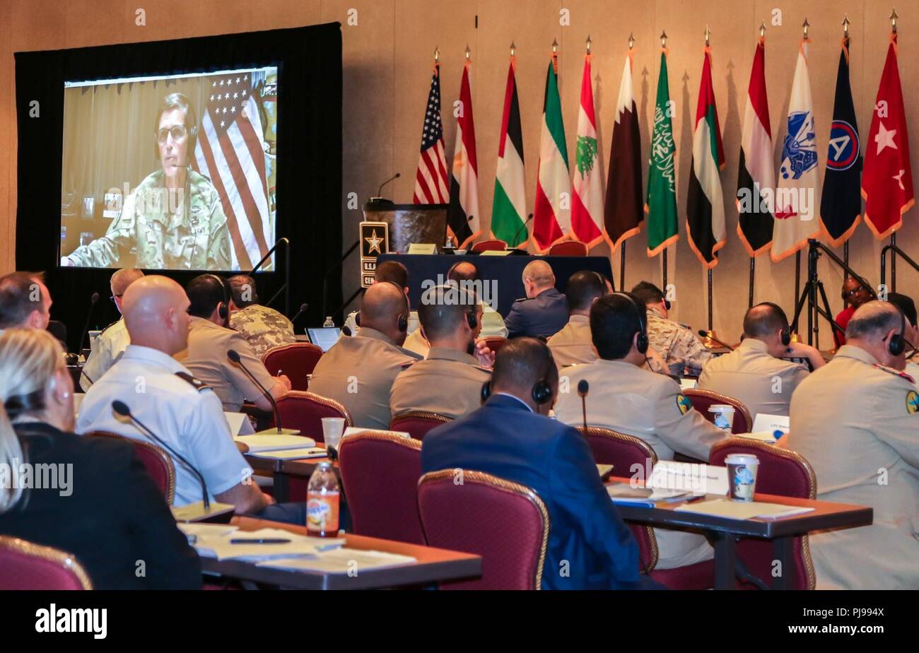 Gen. Joseph L. Votel, Kommandierender General, US Central Command, sprach mit den Teilnehmern über die regionalen Prioritäten, die in der US-amerikanischen Nationalen Sicherheitsstrategie angesprochen wird, sind die Auswirkungen der Iranischen unheilvollen Einfluss zu gehören, an die 2018 Senior Strategie Session-arabischen Halbinsel/Levant in Arlington, Va, 9. Juli 2018. Die Konferenz gefördert, die Erfolge der laufenden Koalition gegen neue Bedrohungen und verbesserte gemeinsame Verständnis von regionalen Land kraft Pendants in die richtigen Fähigkeiten zu investieren, eine bessere Interoperabilität und eine größere Effizienz bei der Verfolgung der gemeinsamen nationalen zu erreichen Stockfoto