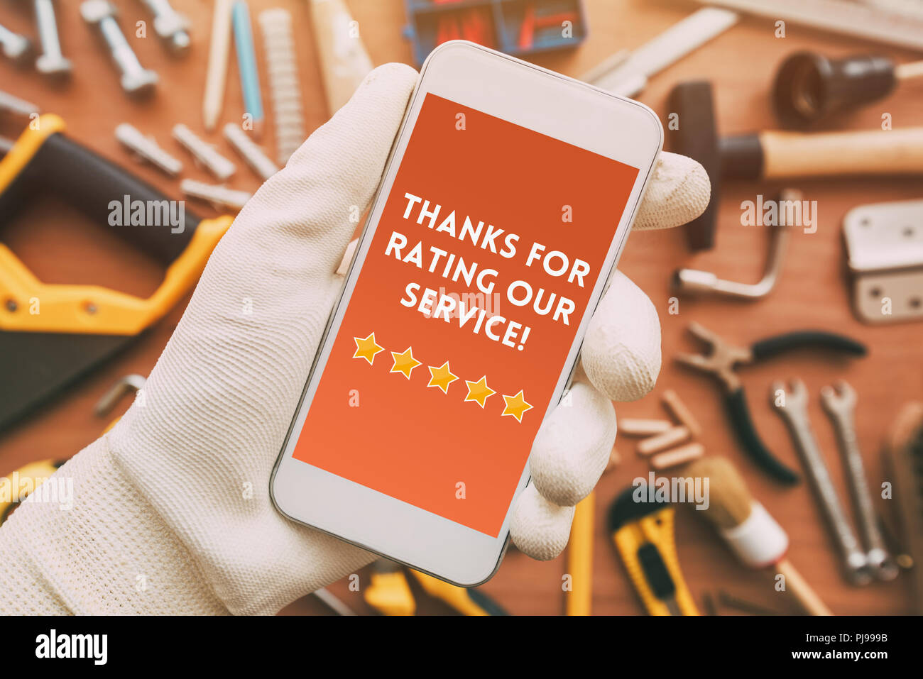 Vielen Dank für Ihre Bewertung unser service Meldung auf Bildschirm des Smartphones in männlicher Hand. Customer Service Umfrage Feedback Konzept. Stockfoto