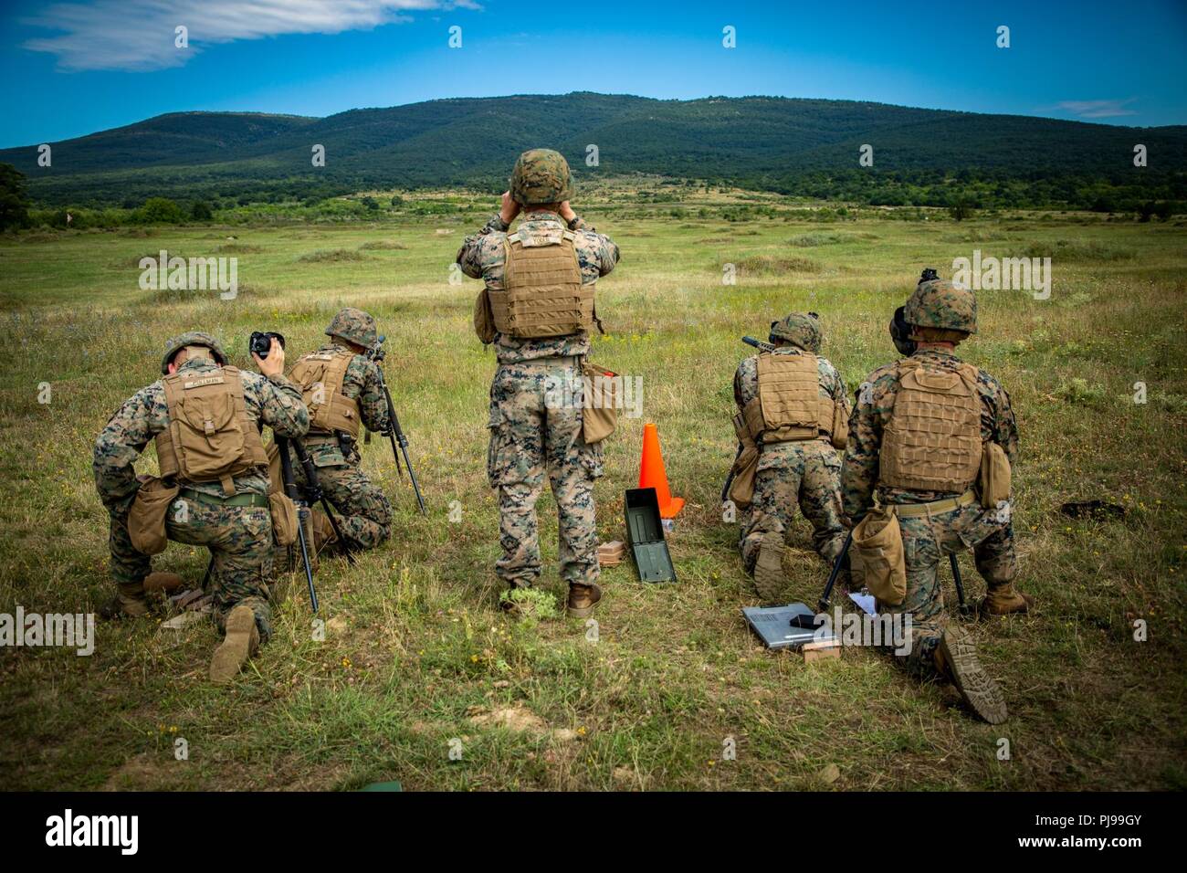 Us-Marines mit Schwarzen Meer Drehkraft 18.1 Blick in auf ein Ziel mit M40 A6 Sniper Rifle während einer Bereitstellung für Training bei Novo Selo, Bulgarien, 3. Juli 2018. Marines mit Waffen Firma, 1.BATAILLON, 6 Marine Regiment führte fünf Tage von Live-Fire reicht, ihren operativen Fähigkeiten verbessern. Stockfoto