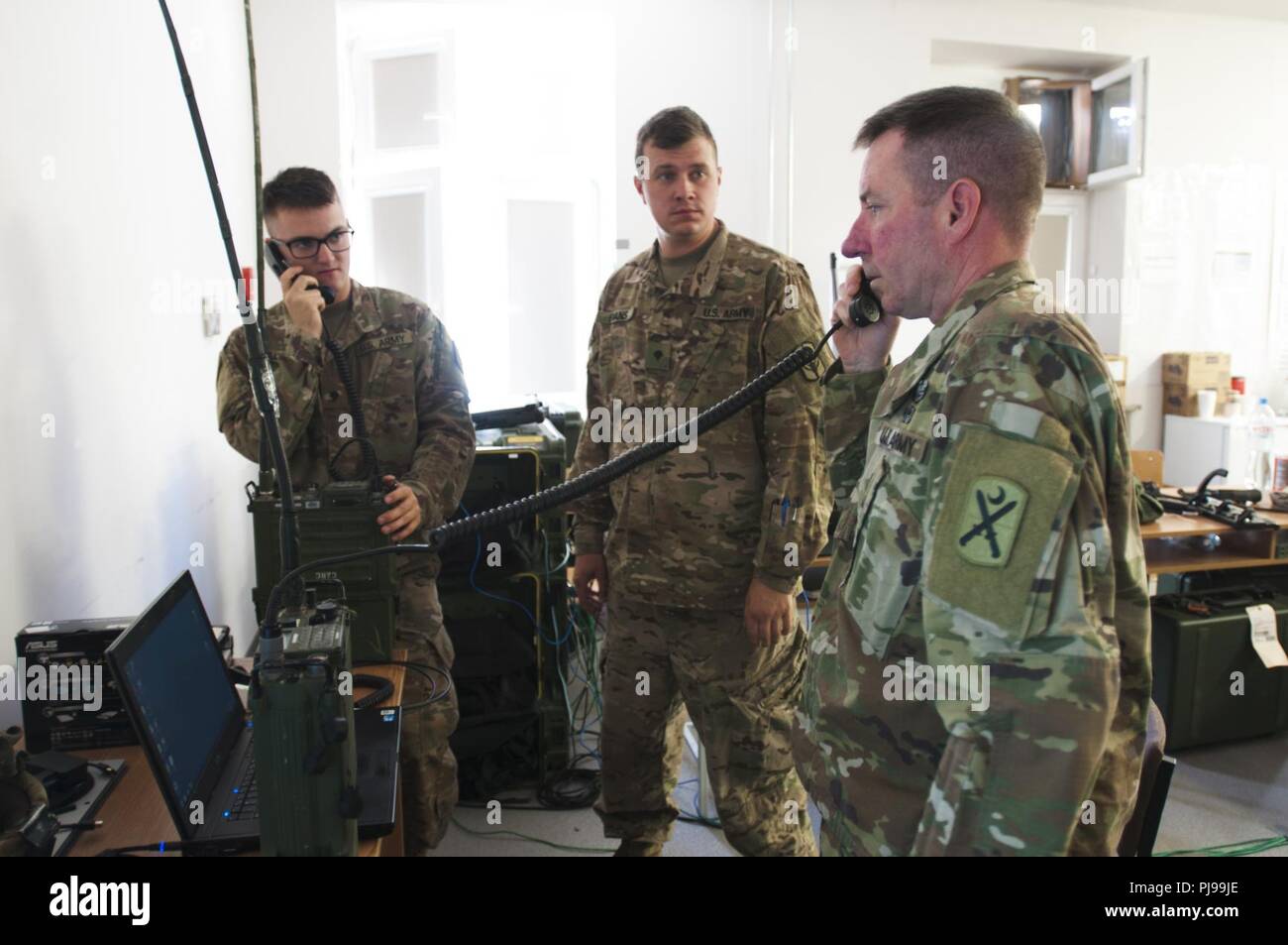 U.S. Army Staff Sgt. David Nelson, ein Signal support systems Specialist 218 MEB zur Unterstützung der entschlossenen Schloss 2018 zugewiesen wurde, bestätigt, dass die Kommunikation Programmierung Anwendung von Spc korrekt programmiert ist. John Williams und SPC. Jeffery Evans, sowohl für das Unternehmen B zugeordnet, 151 Expeditionary Signal Battalion während einer hohen Frequenz radio Klasse gelehrt von Nelson. Die 218 MEB, Weiterleiten und Co. B, 151 ESC, beide Geräte sind Mitglieder der South Carolina Army National Guard und an Polen Unterstützung der Atlantischen Lösung bereitgestellt. Stockfoto