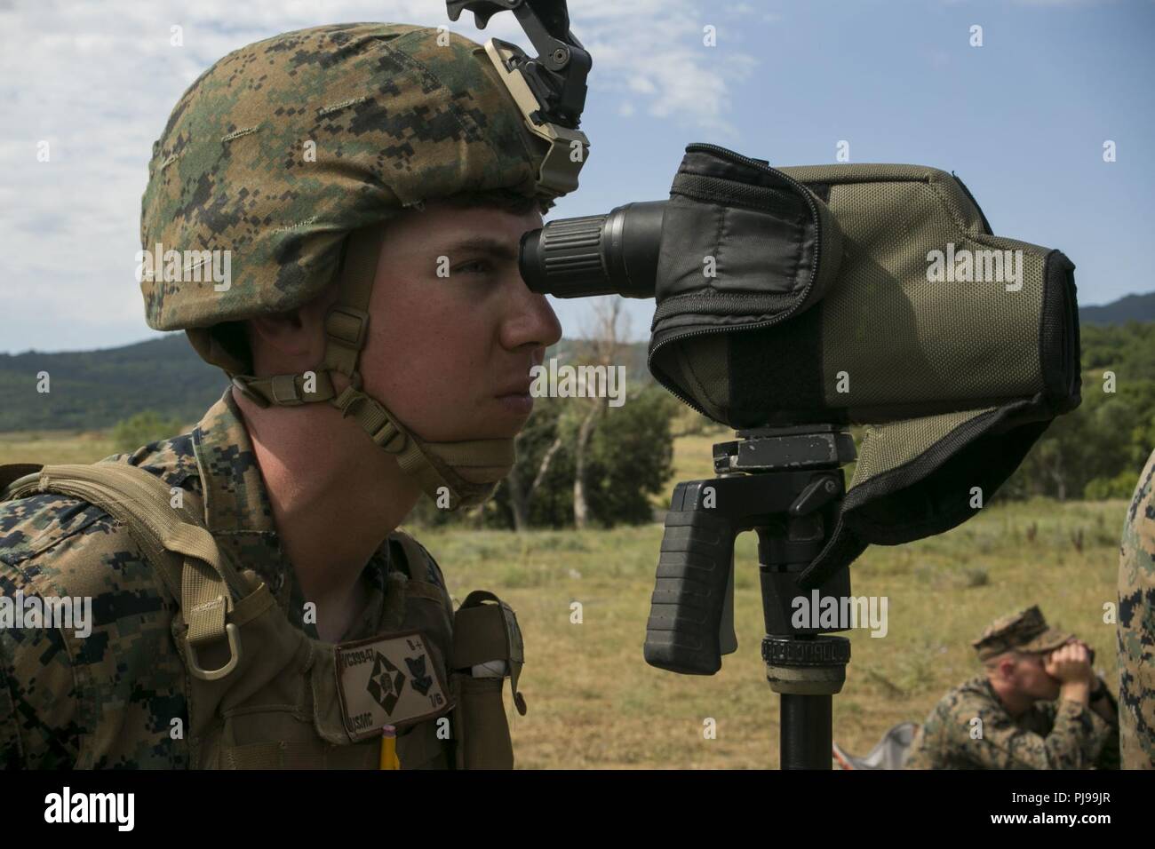 Ein US-Sailor mit Schwarzen Meer Drehkraft 18.1 beobachtet Sniper Ziele während einer Bereitstellung für Training bei Novo Selo, Bulgarien, 3. Juli 2018. Marines mit Waffen Firma, 1.BATAILLON, 6 Marine Regiment führte fünf Tage von Live-Fire reicht, ihren operativen Fähigkeiten verbessern. Stockfoto