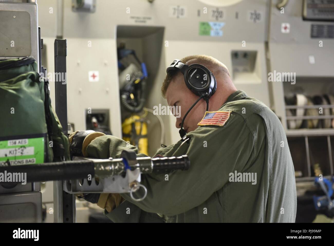 Us Air Force Tech. Sgt. Joshua Albertin Mitglied der 156 Aeromedical Evacuation Squadron (AES), befestigt, Anlagen an Bord eines Nord-Carolina Air National Guard C-17 Globemaster III, während auf der North Carolina Air National Guard Base, Charlotte Douglas International Airport, 9. Juli 2018. Dies ist die erste Mission für die Nord-carolina Air National Guard mit der C-17 und Transport von Geräten und Personal aus dem 156-AES, die Wisconsin Air National Guard Base bei Volk Feld für eine Übung. Stockfoto