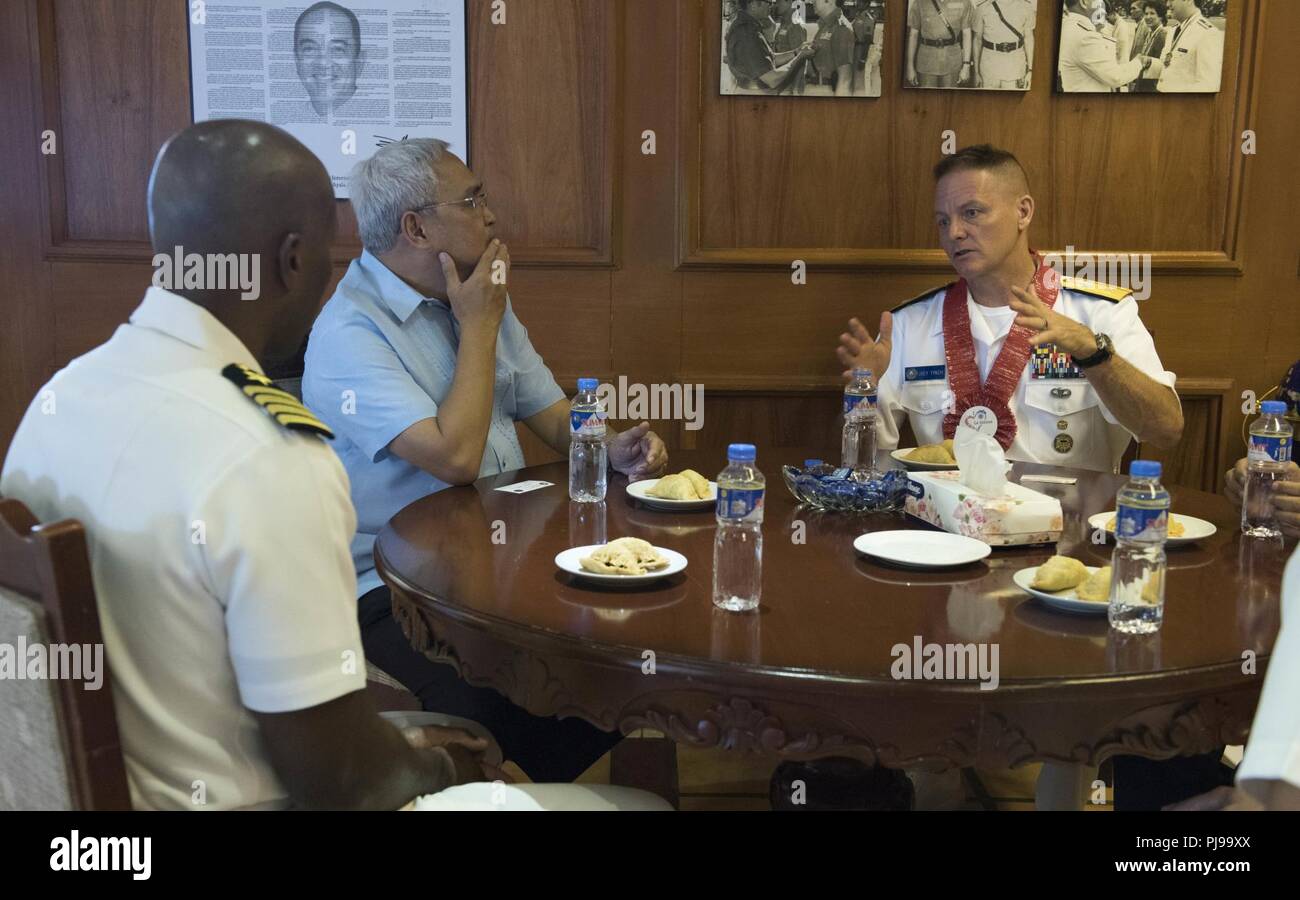 SAN FERNANDO CITY, Philippinen (10. Juli 2018) der hinteren Adm. Joey Tynch, Commander, Task Force 73 (rechts) und Kapitän Lex Walker, Commodore, Destroyer Squadron 7 (links), Teilnahme an einem Büro mit dem amtierenden Gouverneur von La Union Aureo Nisce während der Ausbildung (MTA) SAMA SAMA 2018. Die Woche - langes Engagement konzentriert sich auf das gesamte Spektrum der Naval Fähigkeiten und ist so konzipiert, dass die enge Partnerschaft zwischen beiden Marinen während kooperative Sicherheit im Seeverkehr, die Sicherheit, Stabilität und Wohlstand zu stärken. Stockfoto