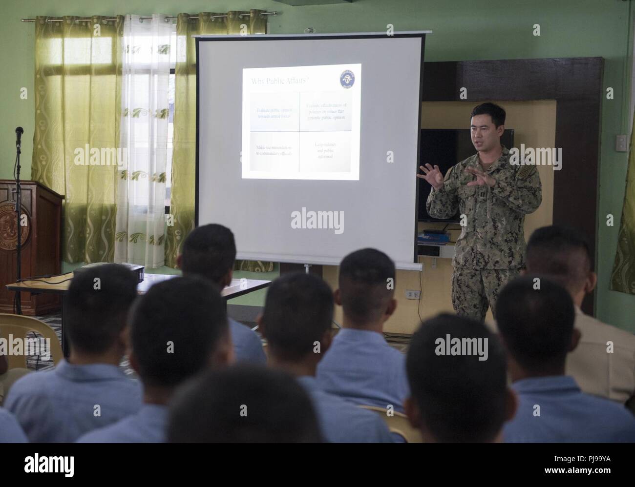 SAN FERNANDO CITY, Philippinen (10. Juli, 2018) Leutnant Clyde Rasierapparate beschreibt Public Affairs messaging Techniken während ein Experte auf einem Exchange als Teil der maritimen Ausbildung (MTA) SAMA SAMA 2018. Die Woche - langes Engagement konzentriert sich auf das gesamte Spektrum der Naval Fähigkeiten und ist so konzipiert, dass die enge Partnerschaft zwischen beiden Marinen während kooperative Sicherheit im Seeverkehr, die Sicherheit, Stabilität und Wohlstand zu stärken. Stockfoto