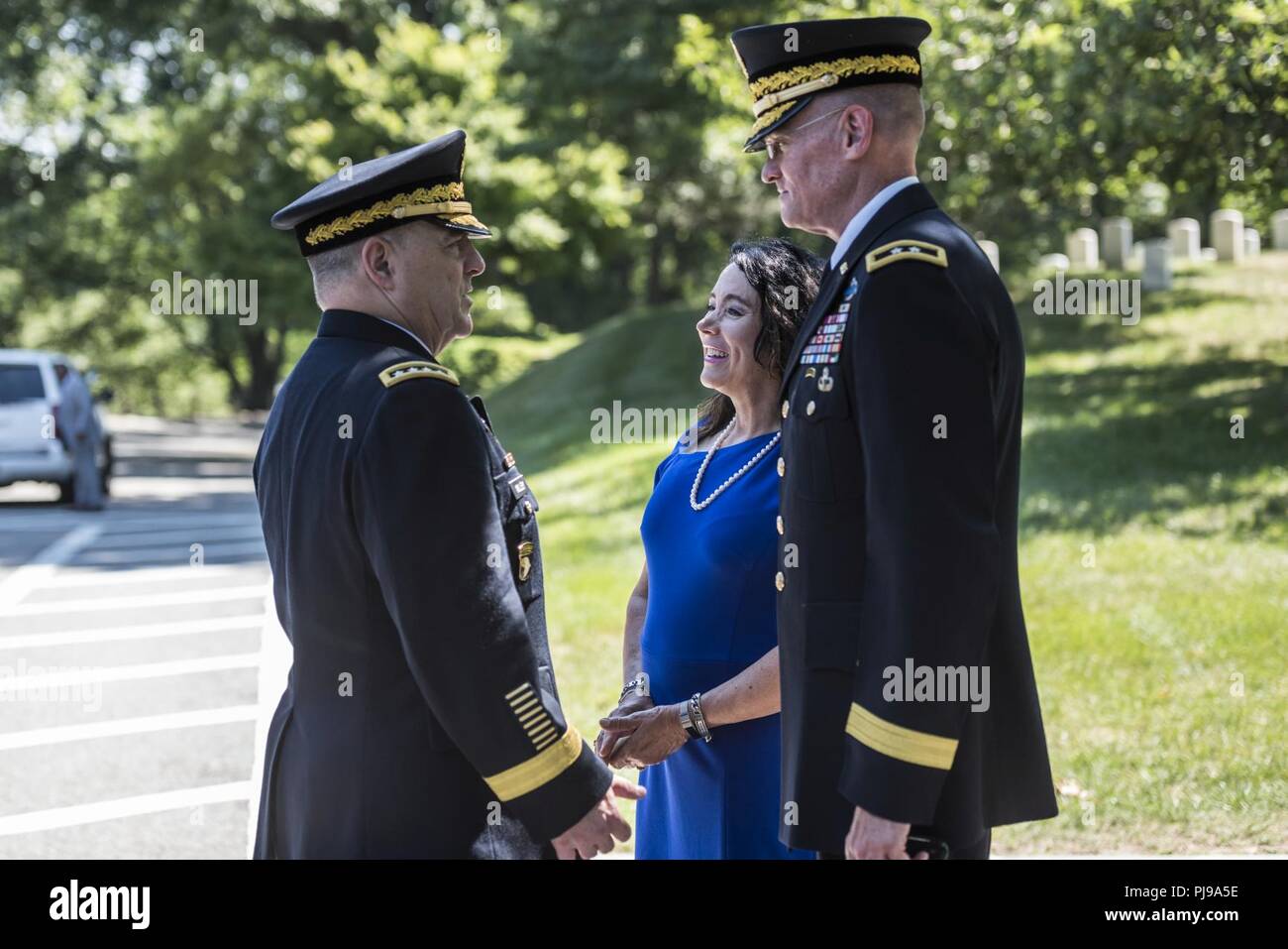 (Von links nach rechts): U.S. Army Gen. Mark Milley, Stabschef der US-Armee; Karen Durham-Aguilera, Executive Director, Army National Soldatenfriedhöfe; und US-Armee Generalmajor Michael Howard, Kommandierender General, U.S. Army Military District von Washington stehen außerhalb des Memorial Amphitheater auf dem Arlington National Cemetery, Arlington, Virginia, 10. Juli 2018. Milley, Durham-Aguilera und Howard mit Besuch Würdenträger Gen. Koji Yamazaki, Stabschef, Japan Masse Verteidigung-kraft, die in eine Armee voller Ehrungen Wreath-Laying am Grab des Unbekannten Soldaten nahmen an Arlingto Stockfoto