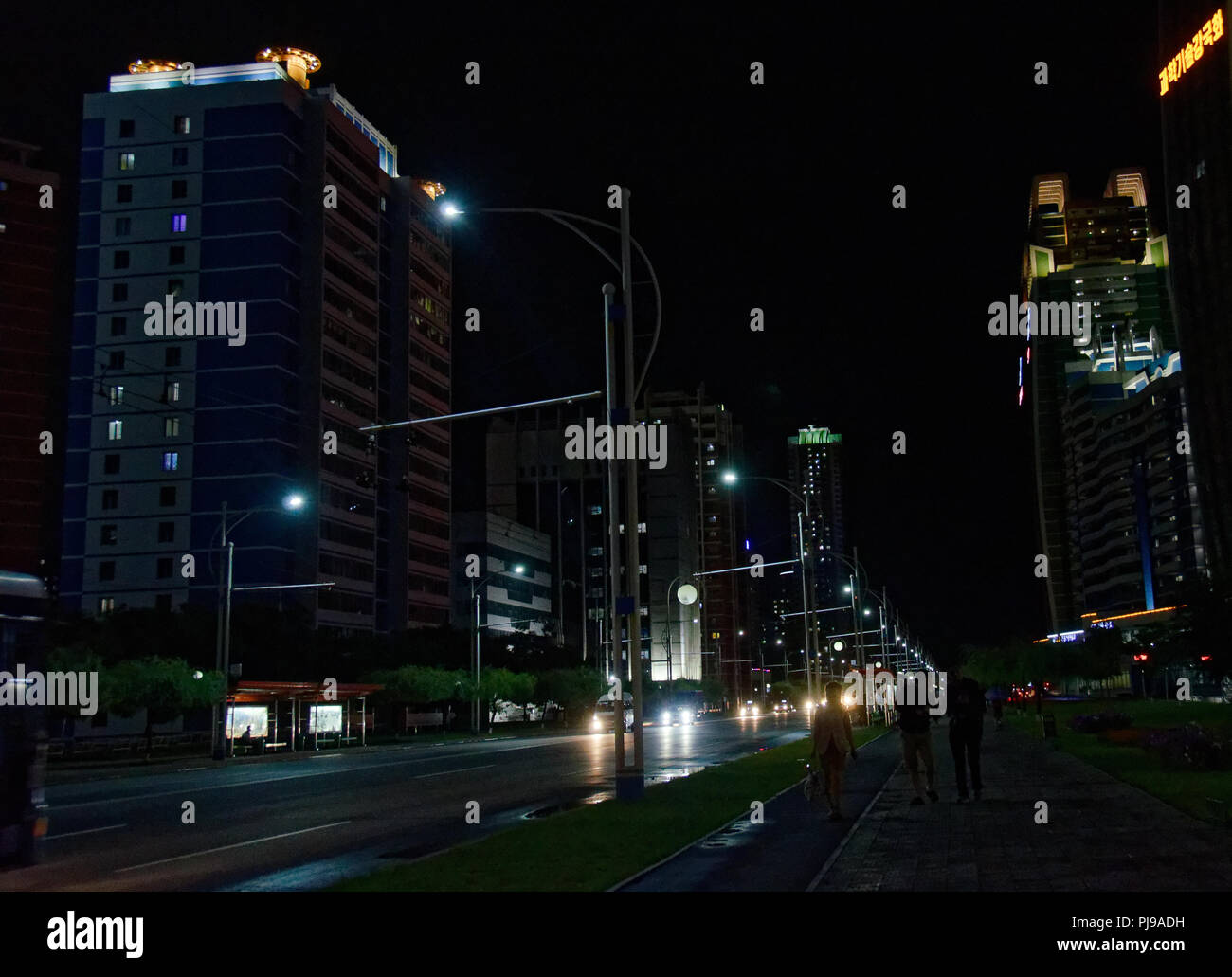 Touristen wandern Wissenschaftler Street, Zukunft Straße, in Pyongyang, Nordkorea, bei Nacht Stockfoto