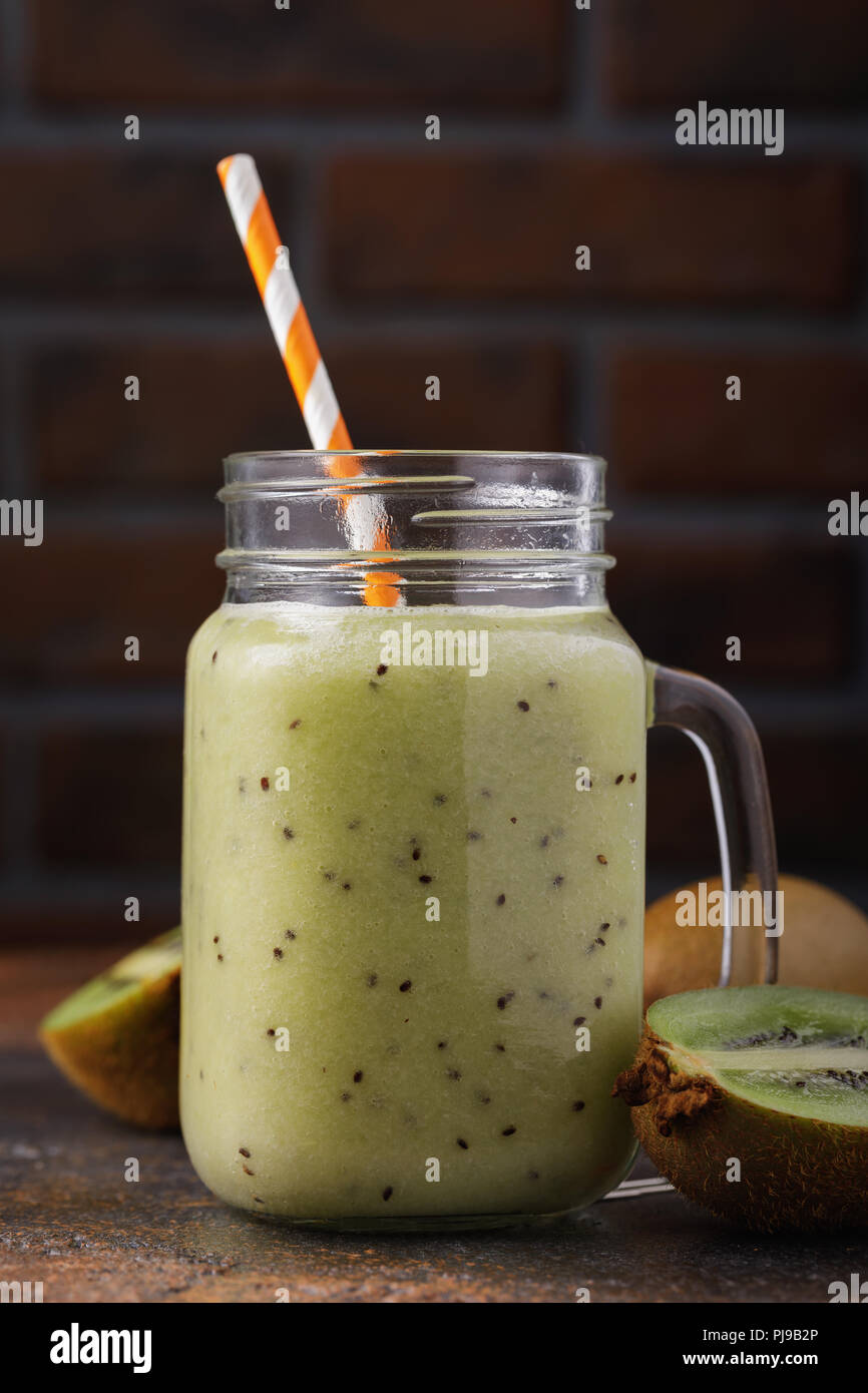 Smoothies, von einem fälligen Kiwi in einem Glas mit Obst auf dem Tisch gekocht, close-up Stockfoto