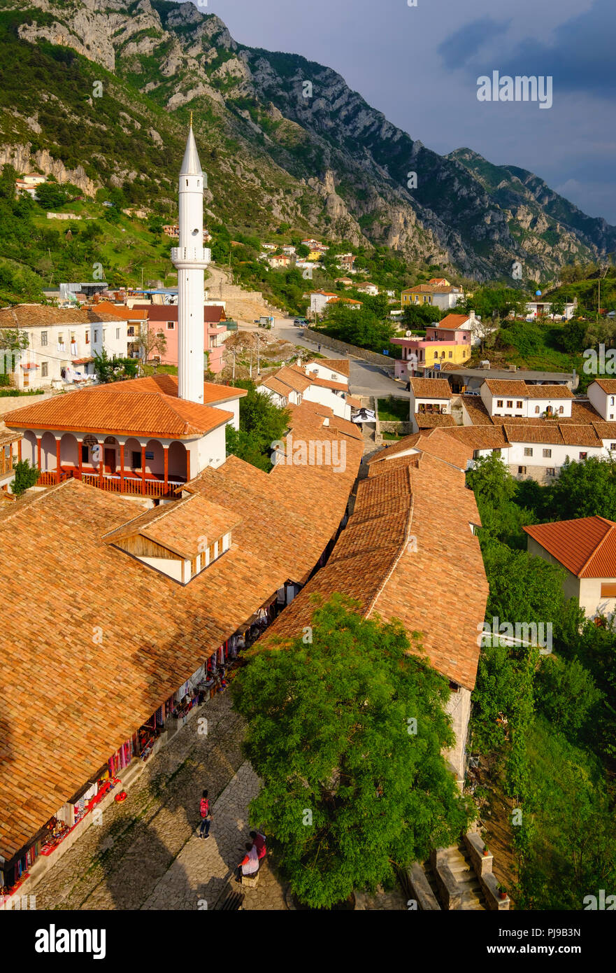 Basar Street und Basar Moschee (Xhamia e Pazarit), Kruja, Krujë, Durrës, Durres, Albanien Stockfoto