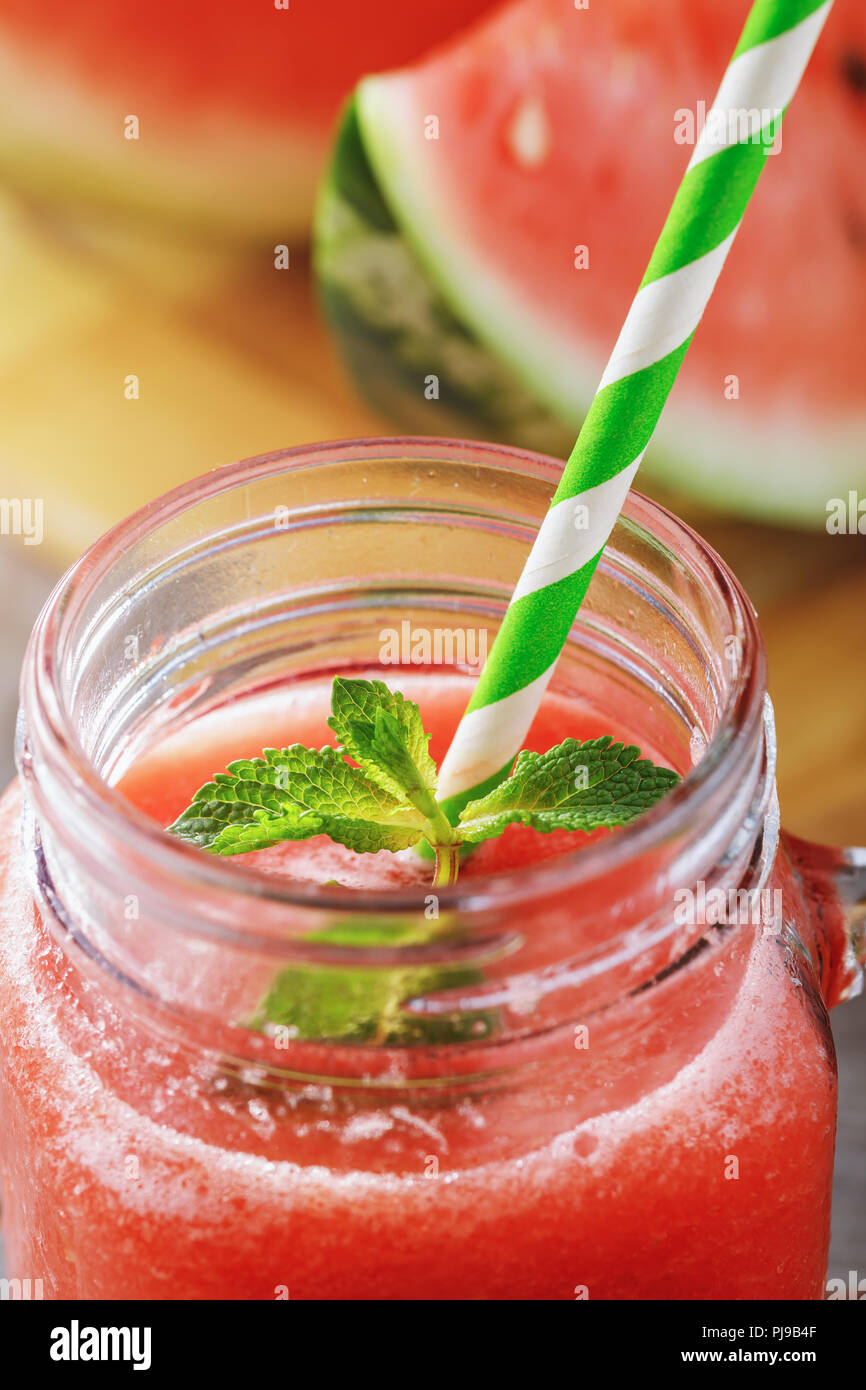 Smoothies aus eine Wassermelone in einem durchsichtigen Glas gekocht, close-up Stockfoto