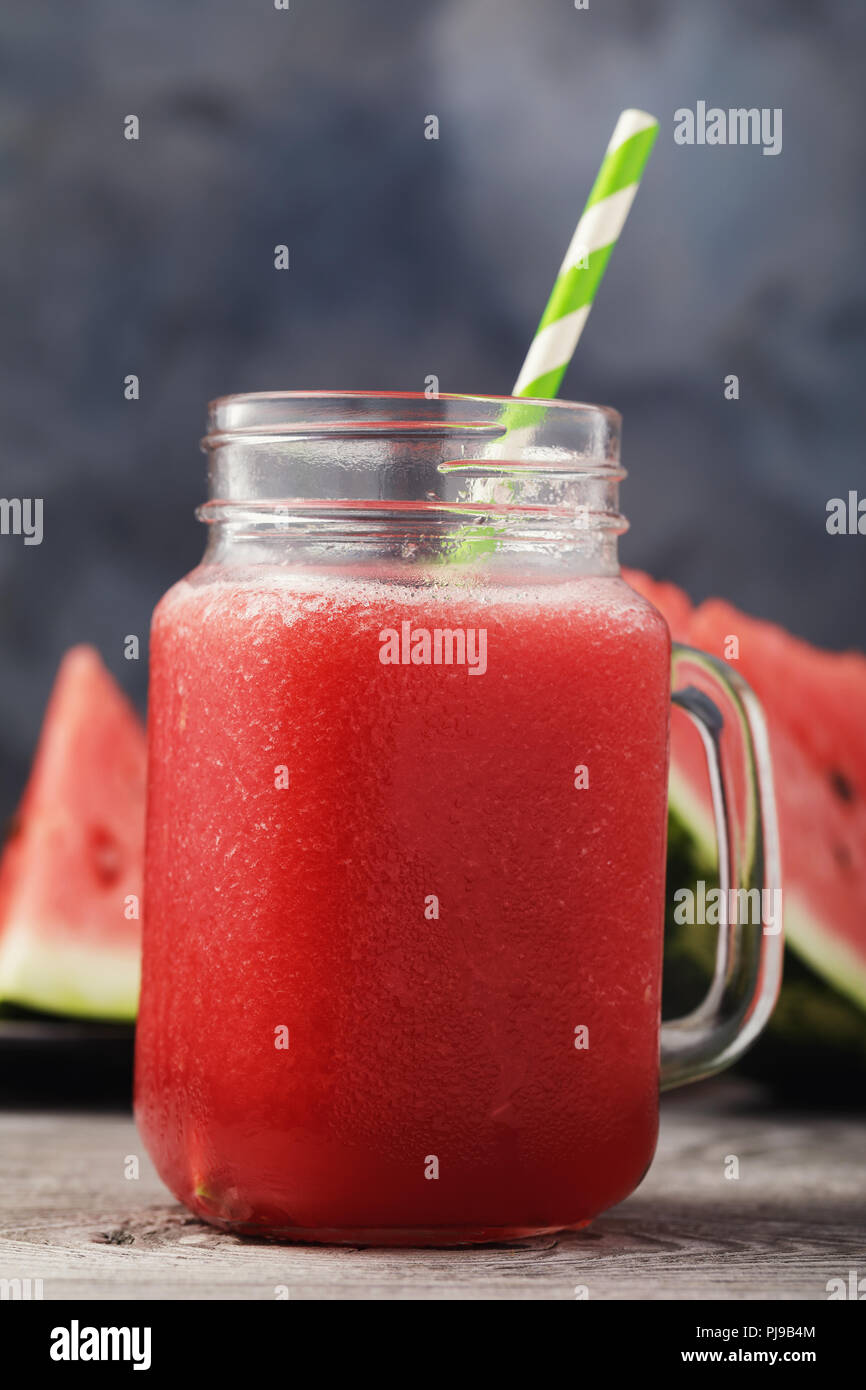 Smoothies aus eine Wassermelone in einem durchsichtigen Glas auf einen hölzernen Tisch gekocht, close-up Stockfoto