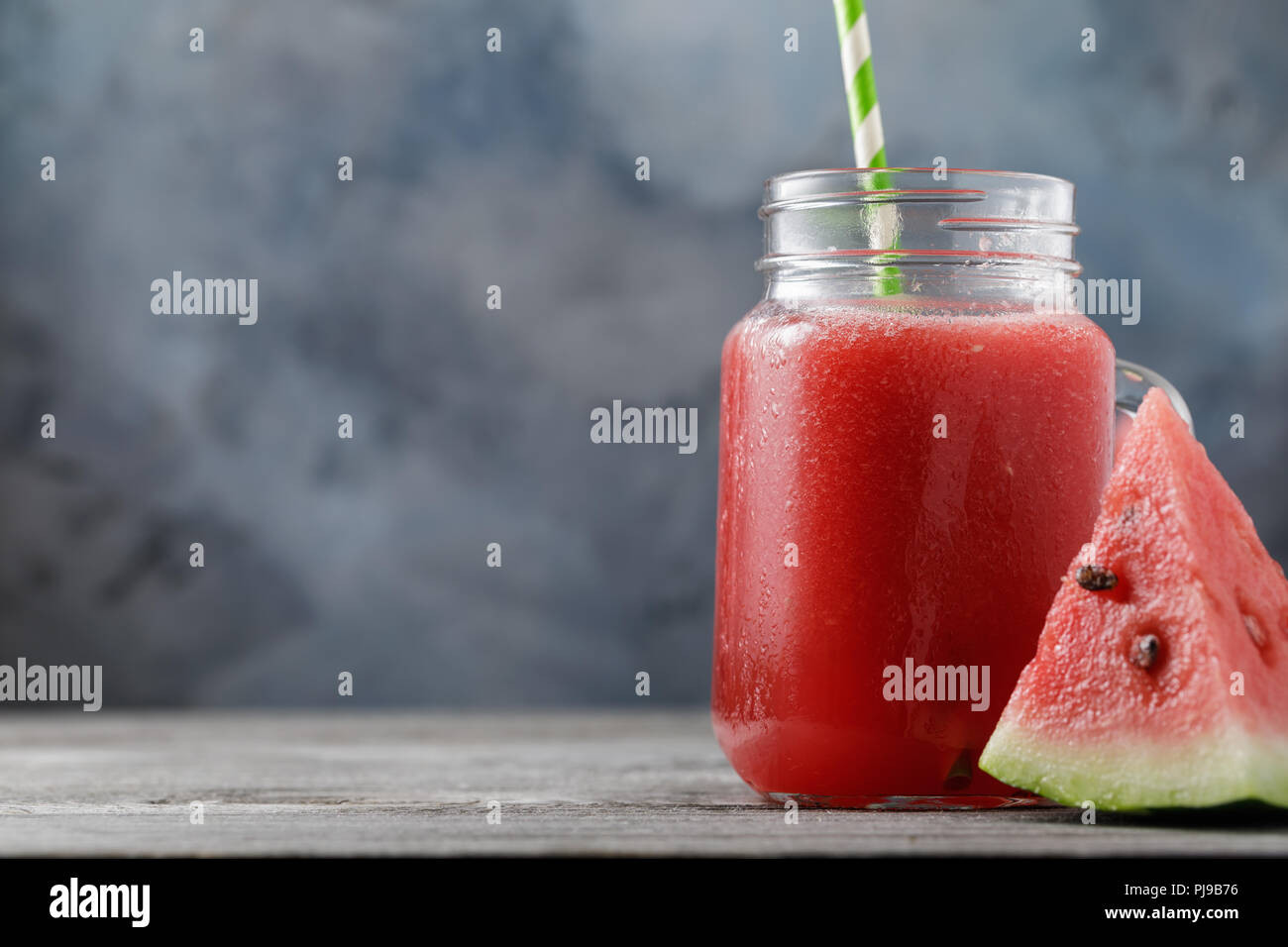 Smoothies aus eine Wassermelone in einem durchsichtigen Glas auf einem Holztisch mit Platz gekocht für Text Stockfoto