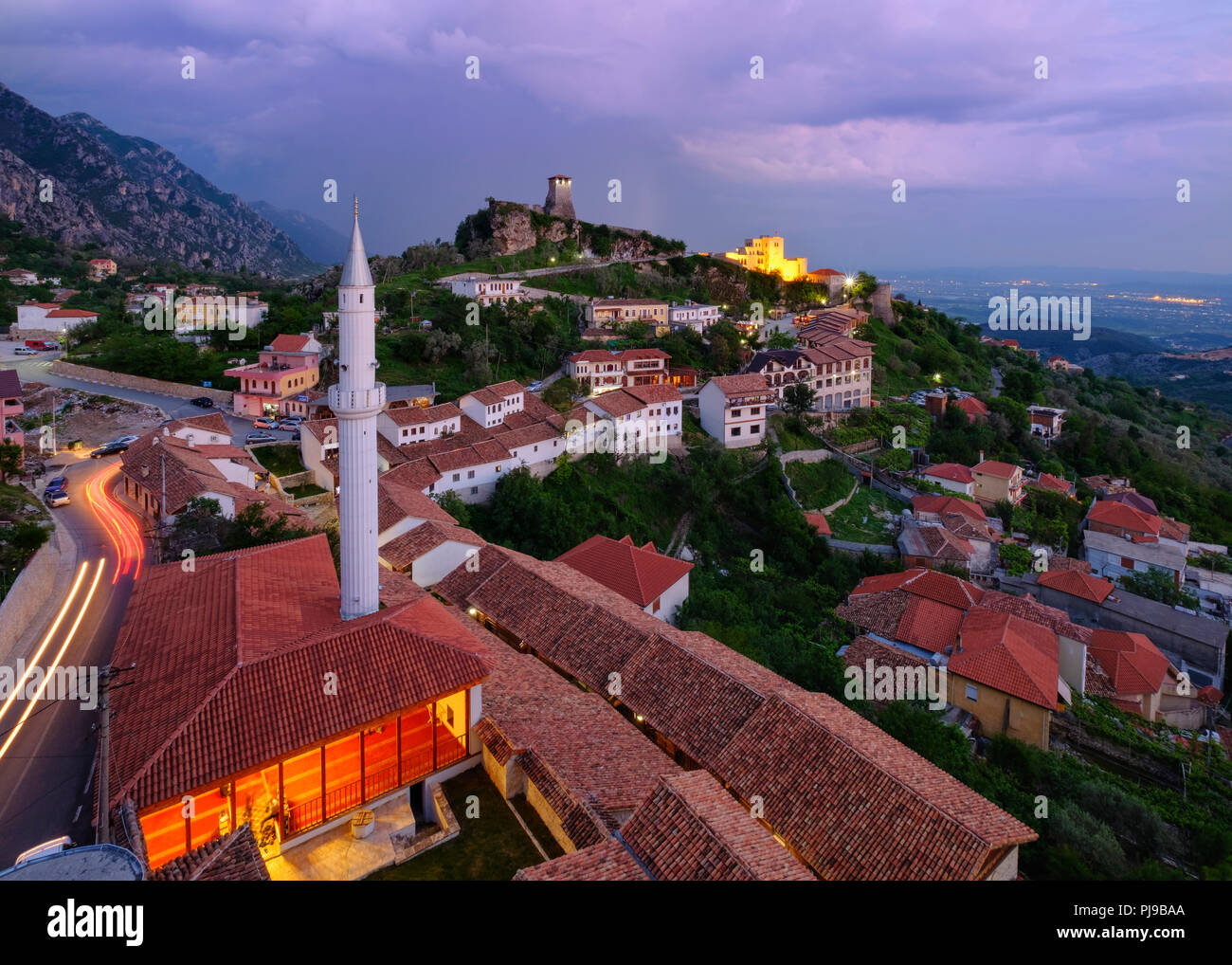 Basar Street, Basar Moschee (Xhamia e Pazarit), Festung und Skanderbeg Museum, Dämmerung, Kruja, Krujë, Durrës, Durres, Albanien Stockfoto