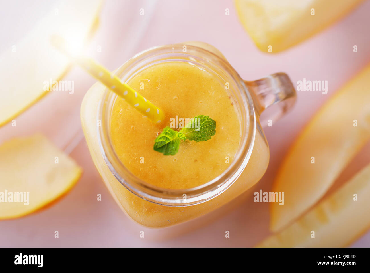Smoothies im Glas, aus Stücken von Melone, Ansicht von oben gemacht Stockfoto
