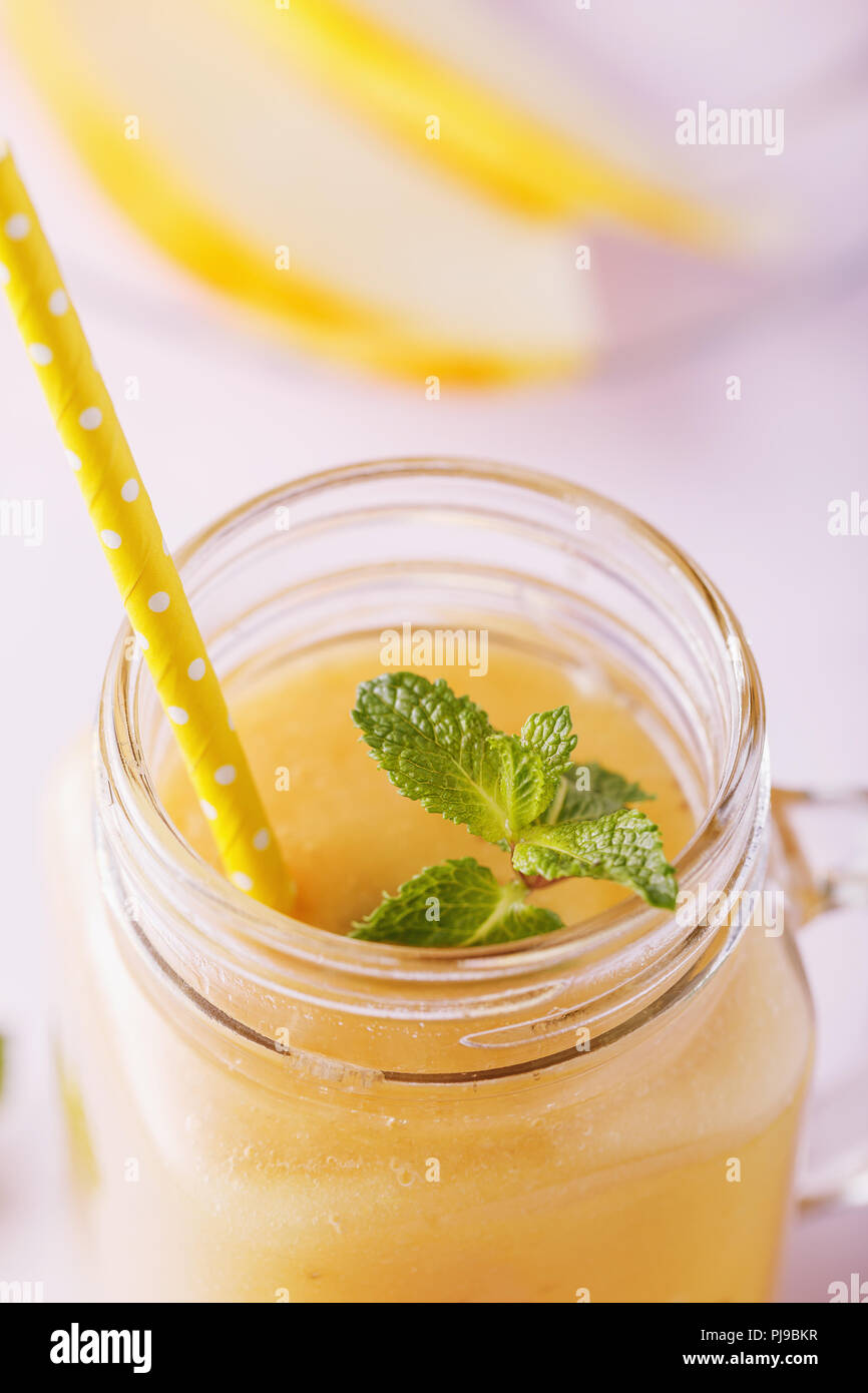 Smoothies von Melone mit Minze, close-up Stockfoto