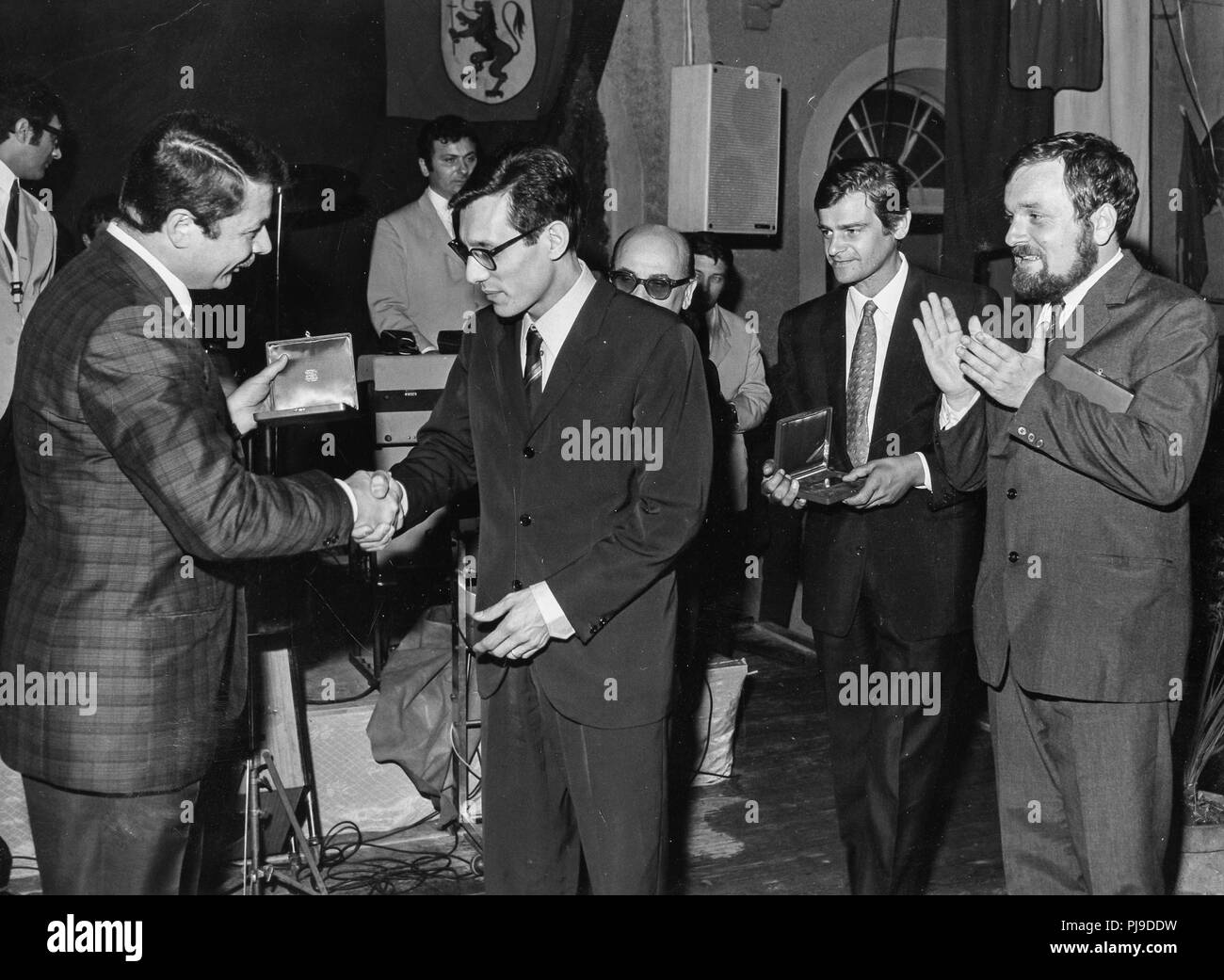 Angelo ruozi Belohnungen Enzo jannacci, Sergio endrigo, Sergio bardotti, zweiter nationaler Preis des Lyrikers, Reggio Emilia, 70 s Stockfoto