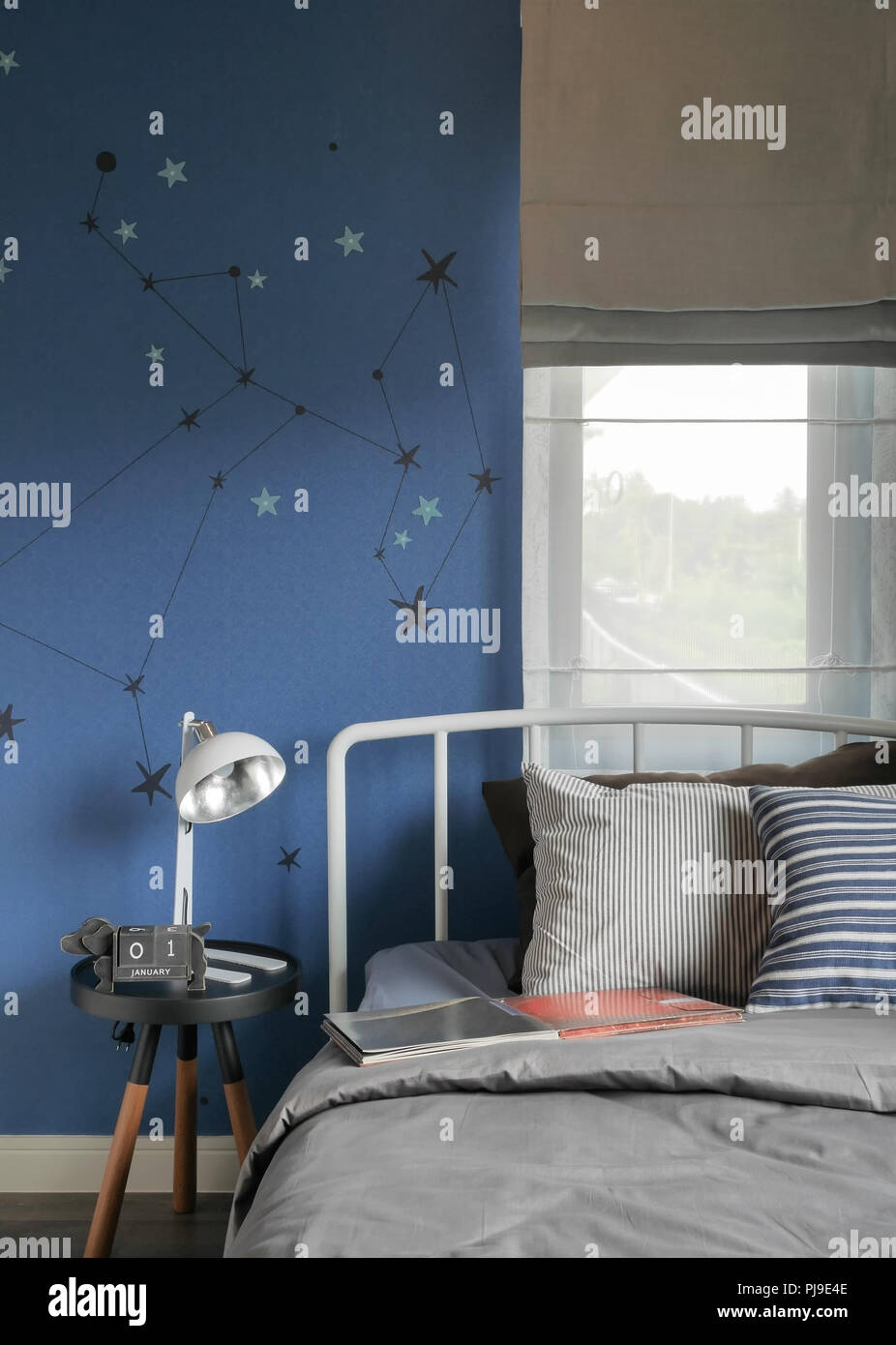 Beige Und Gestreiften Kissen Auf Modernen Stil Und Einrichtung Der Blauen Wand Schlafzimmer Stockfoto Bild 217796894 Alamy