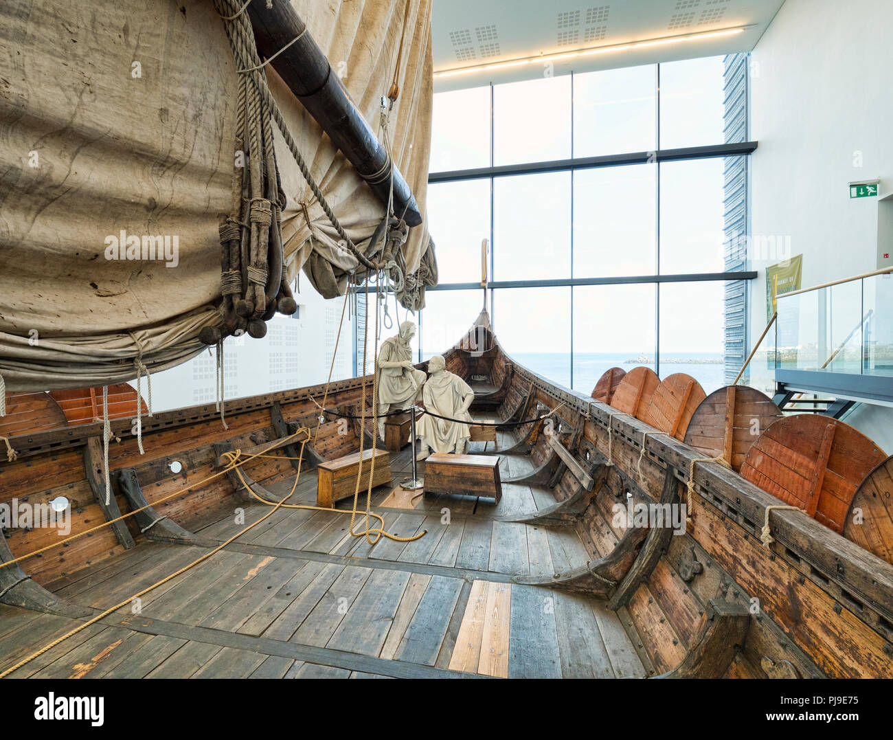 18. April 2018: Keflavik, Island - An Bord der Islendingur, eine Nachbildung des Gokstad Viking Schiff in die Welt der Wikinger Museum. Stockfoto