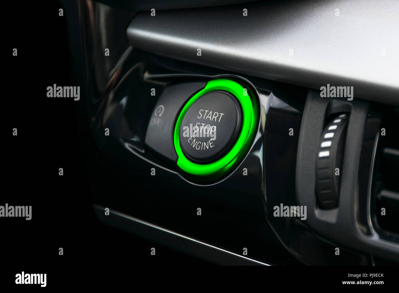 Armaturenbrett mit Fokus auf Green engine Start Stop Taste. Auto Details im Innenraum. Von Autoteilen Stockfoto