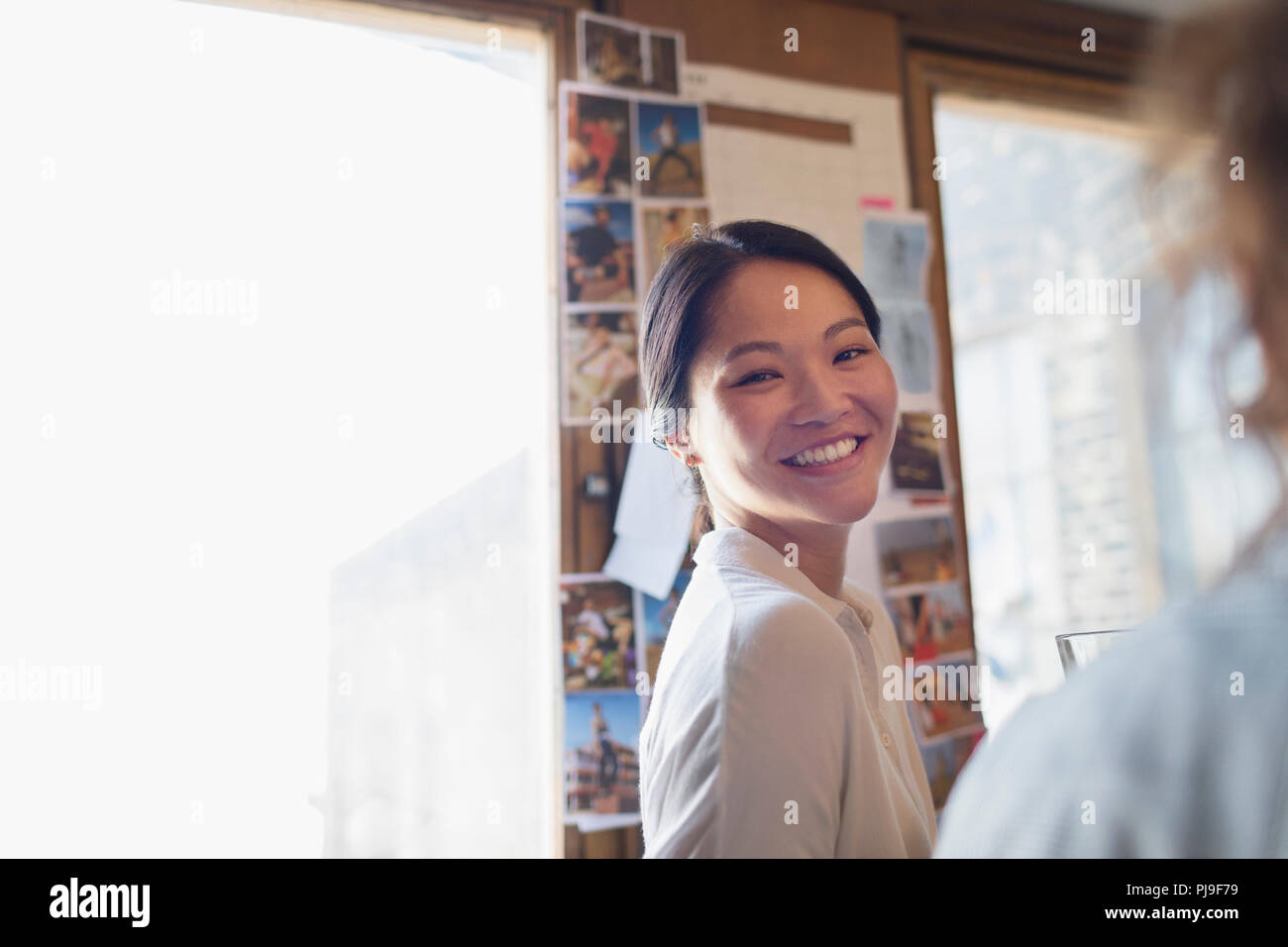 Portrait zuversichtlich, lächelnd kreativen Geschäftsfrau Stockfoto