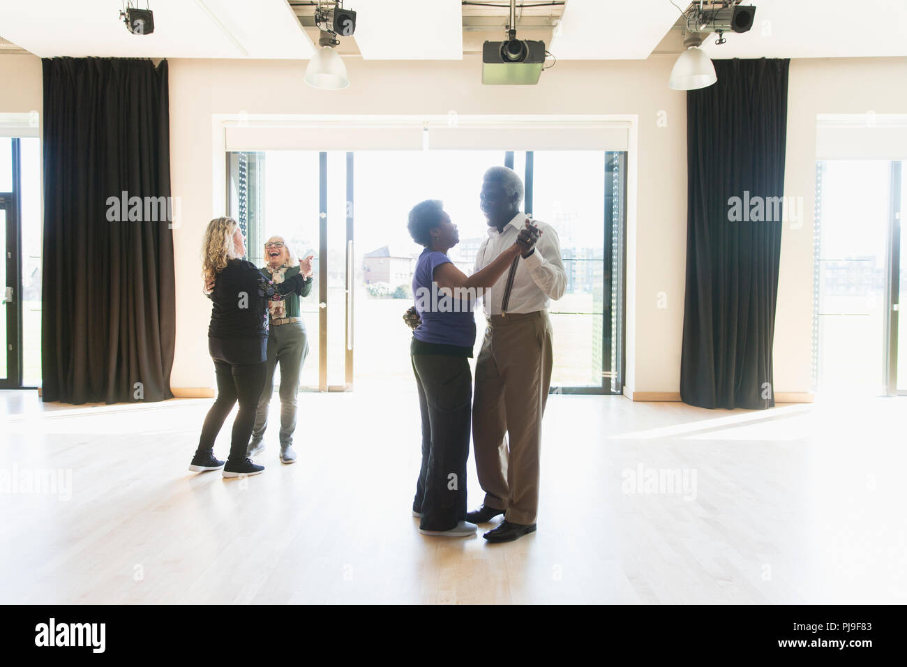 Aktive Senioren tanzen im Tanz Klasse Stockfoto