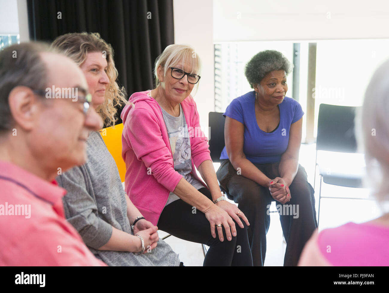 Aktive Senioren im Gespräch in Community Center Stockfoto