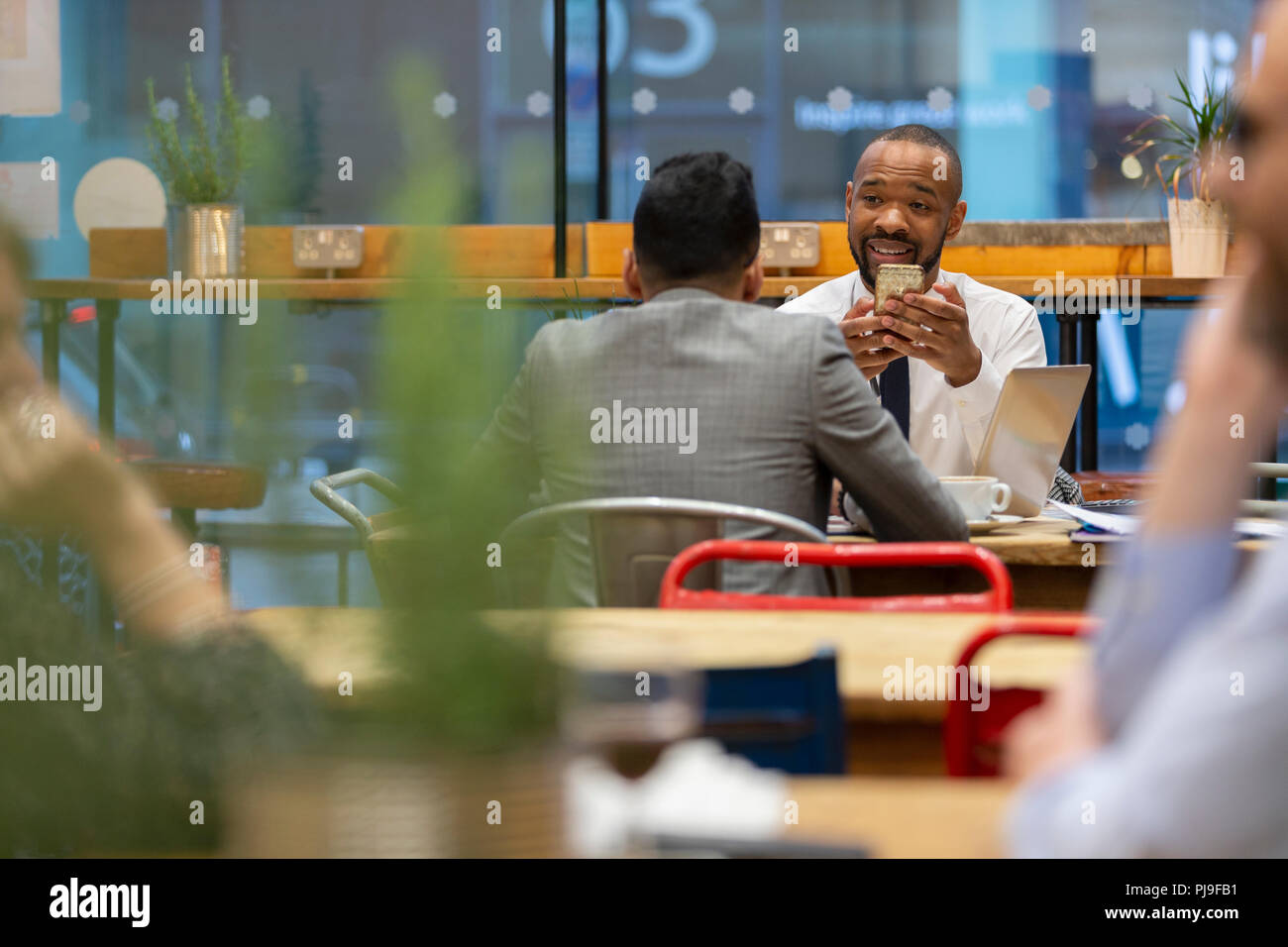 Geschäftsleute mit Smart Phone im Cafe arbeiten Stockfoto