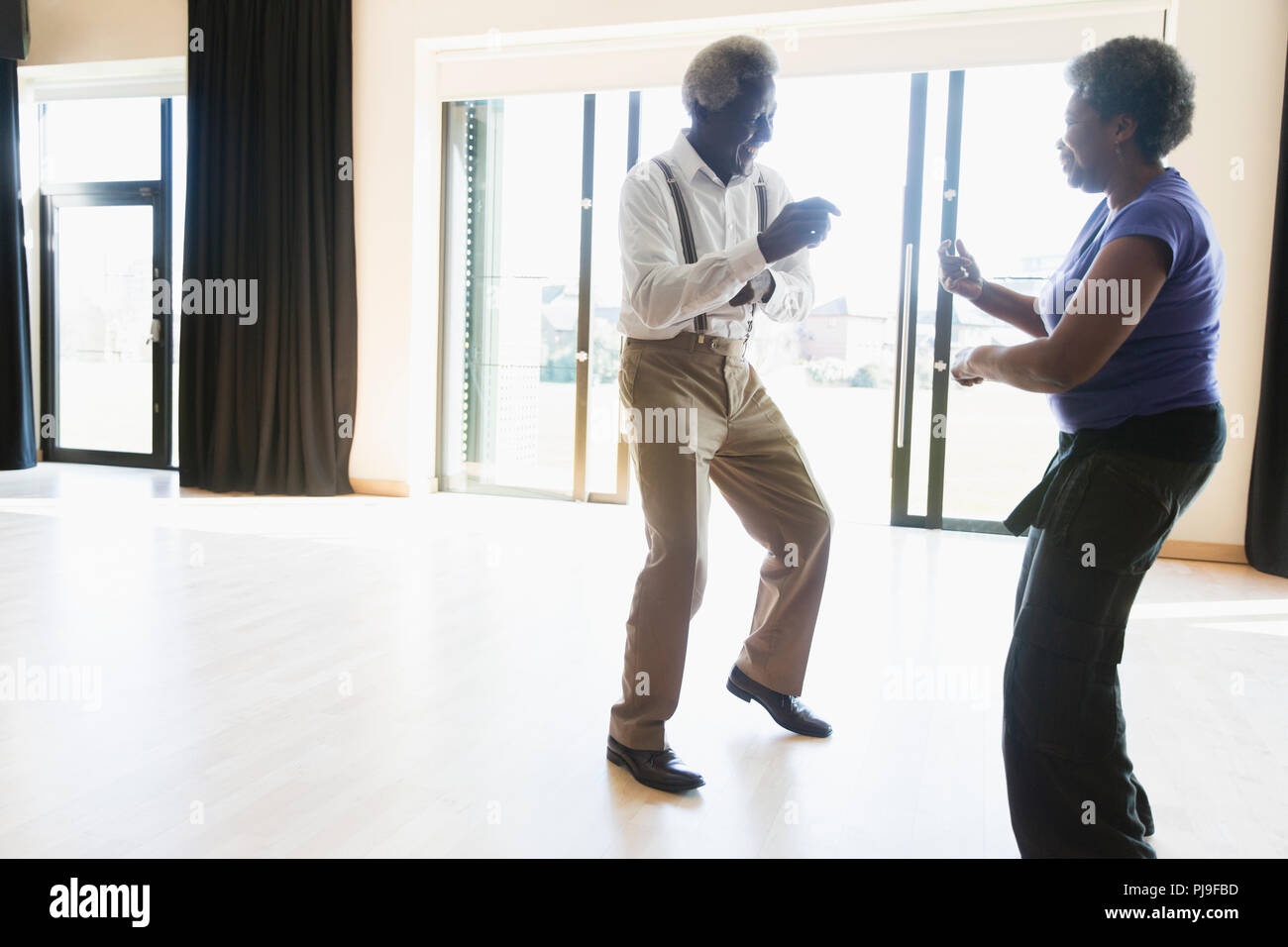 Verspielte Active Senior Paar tanzen im Tanzstudio Stockfoto