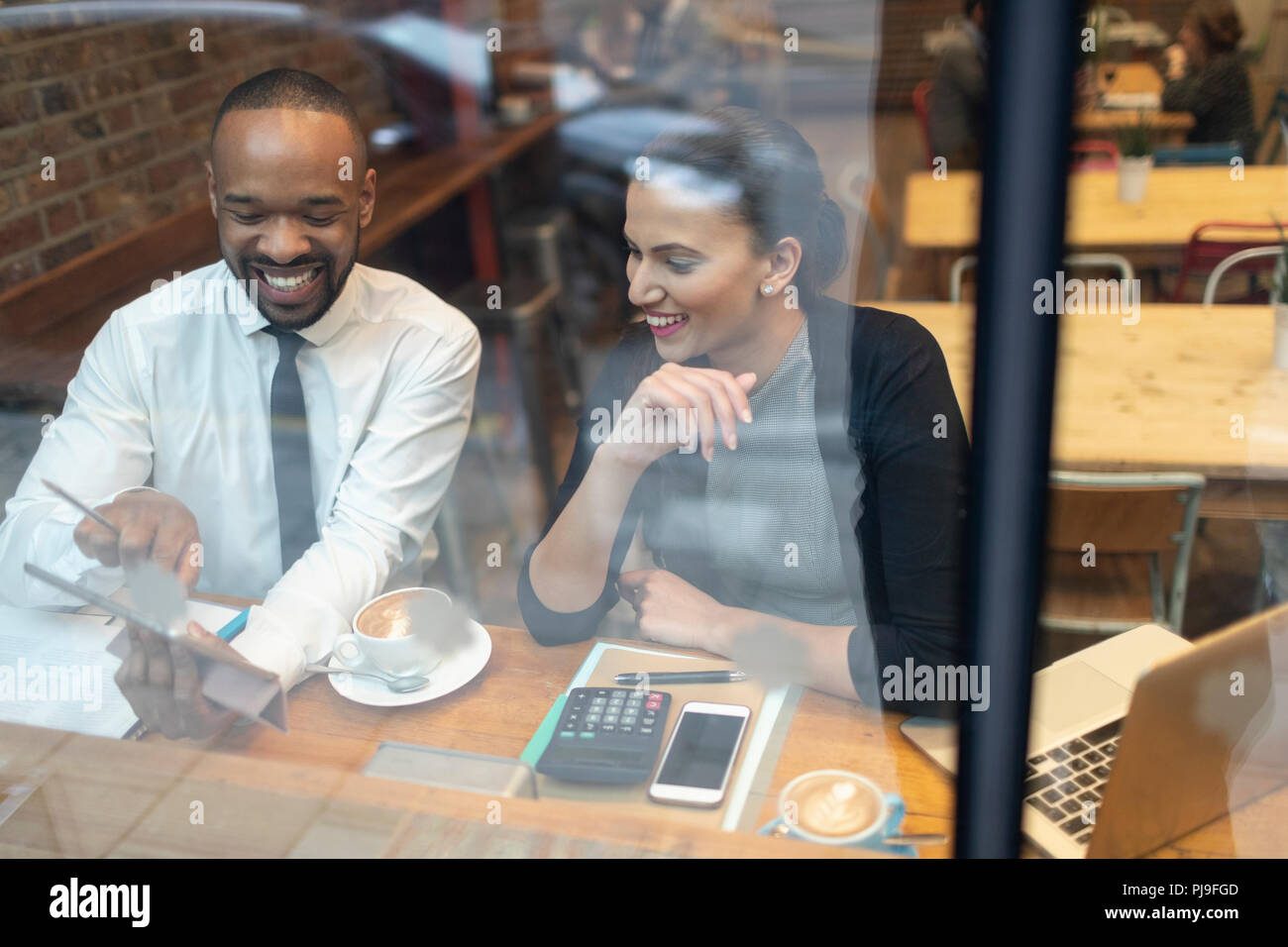 Geschäft Leute an Fenster Cafe arbeiten Stockfoto